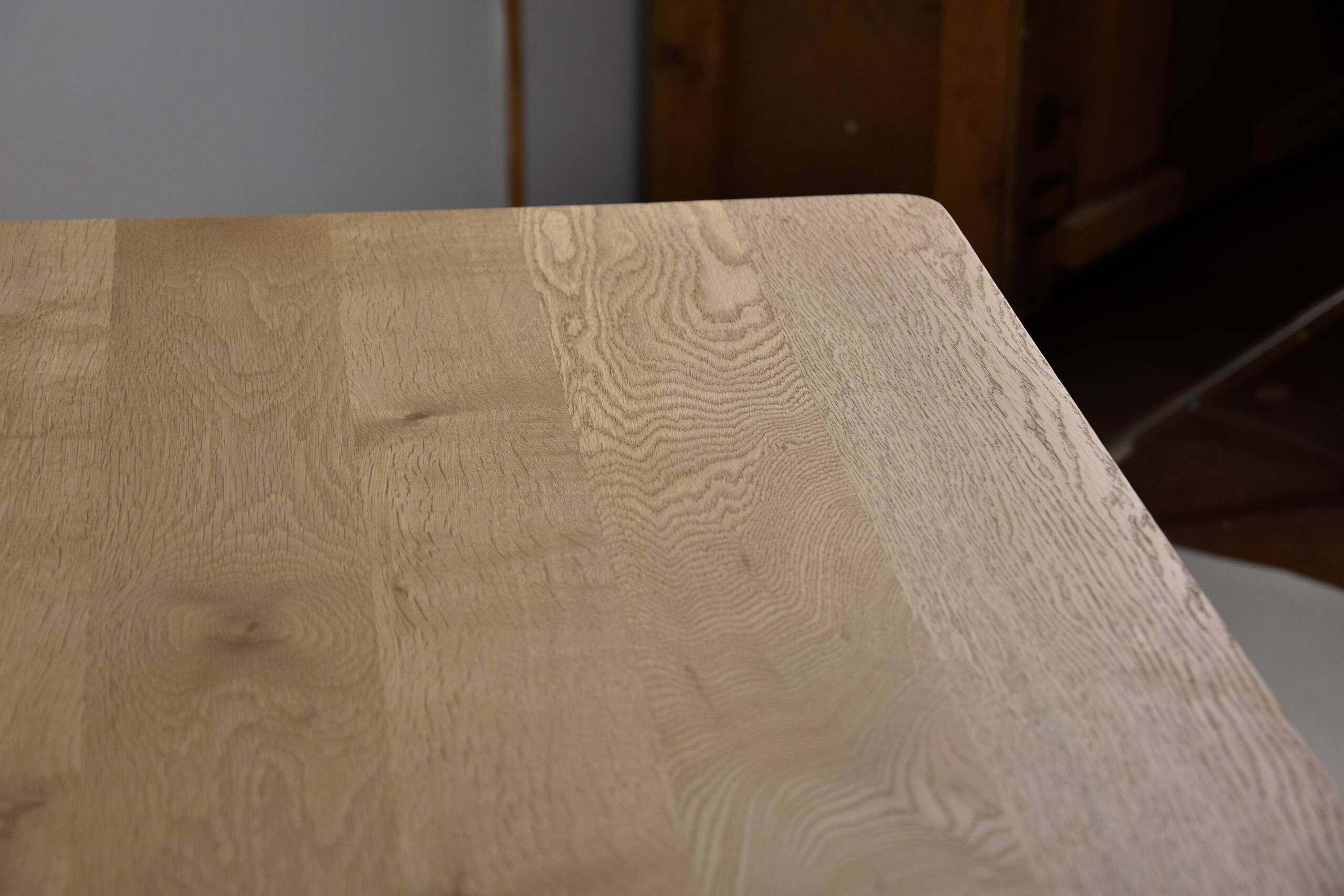 Table en chêne clair avec des pieds anciens