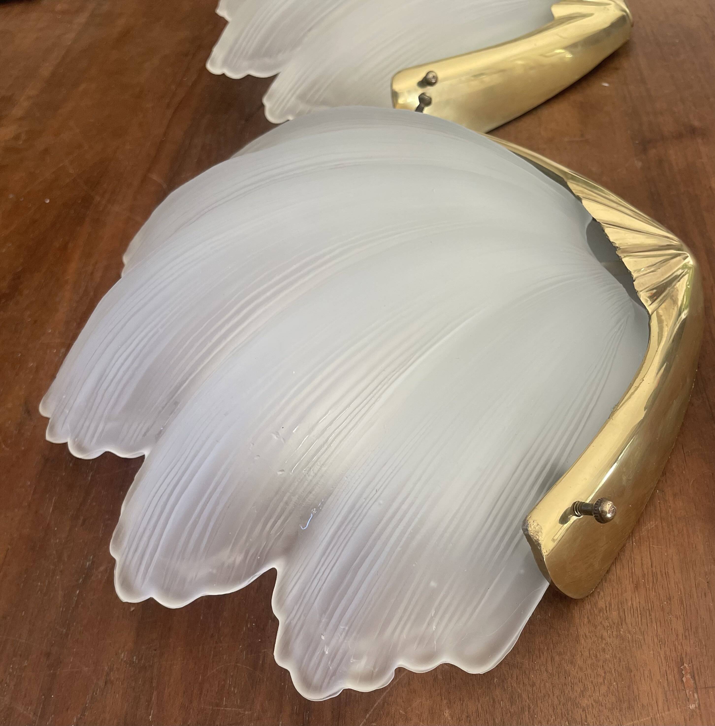 Paire d’appliques vintage en verre dépoli et laiton