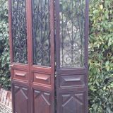 Porte d’entrée vitrée en chêne et grilles en fer, XIXème s.