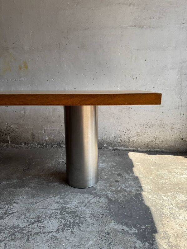 Table de salle à manger géométrique brutaliste — Plateau en bois naturel avec support en métal, design architectural des années 1980
