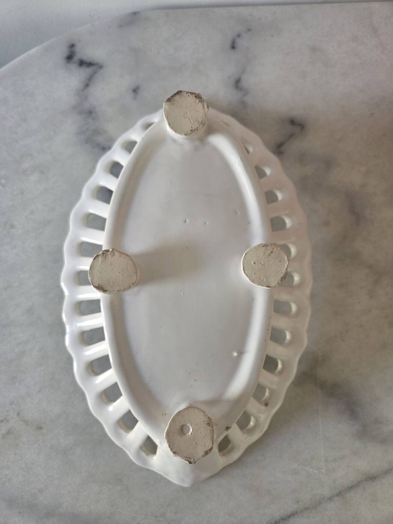 Corbeille ajourée, céramique blanche