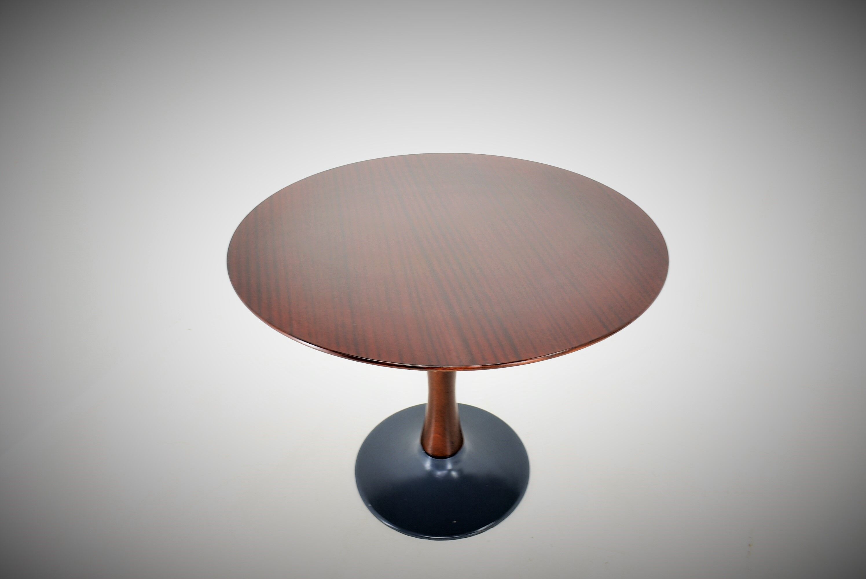 Designed mahogany round dining table, 1969