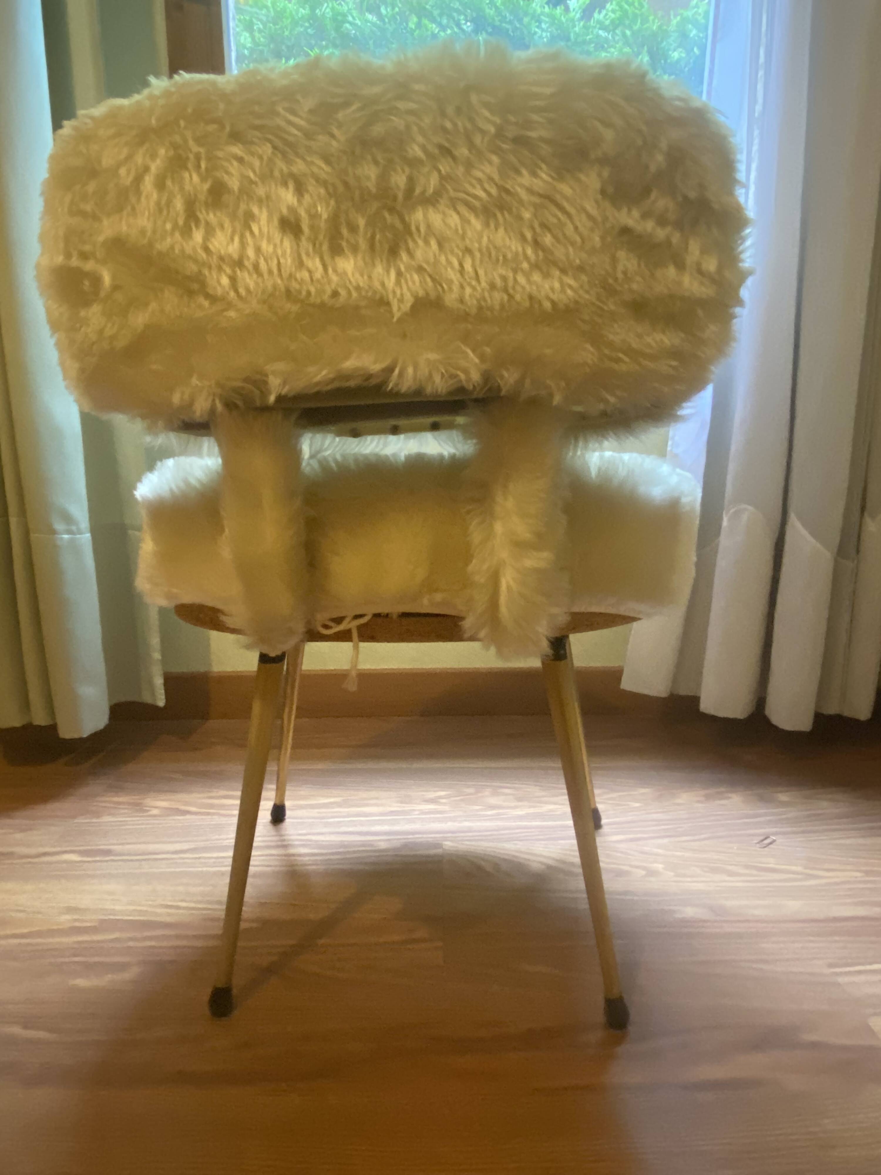 Lot 2 chaises et un pouf Pelfran