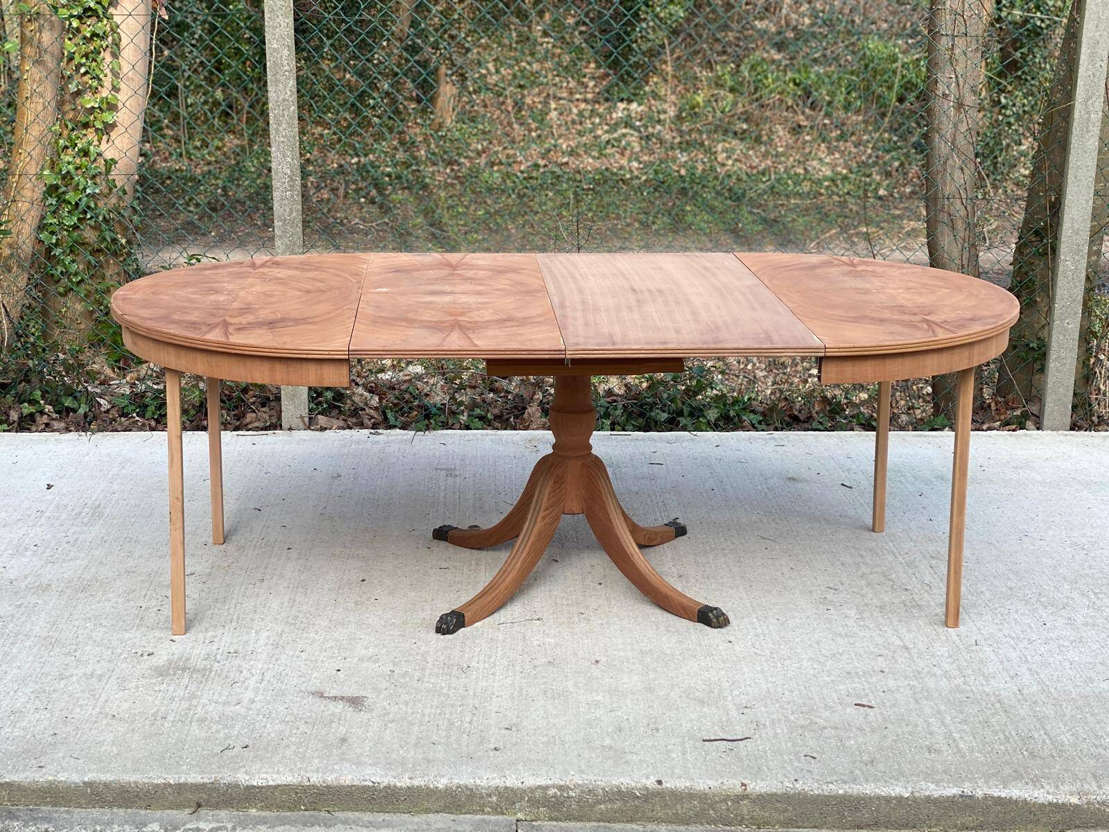 Extendable round dining table with central leg renovated in raw wood 205cm
