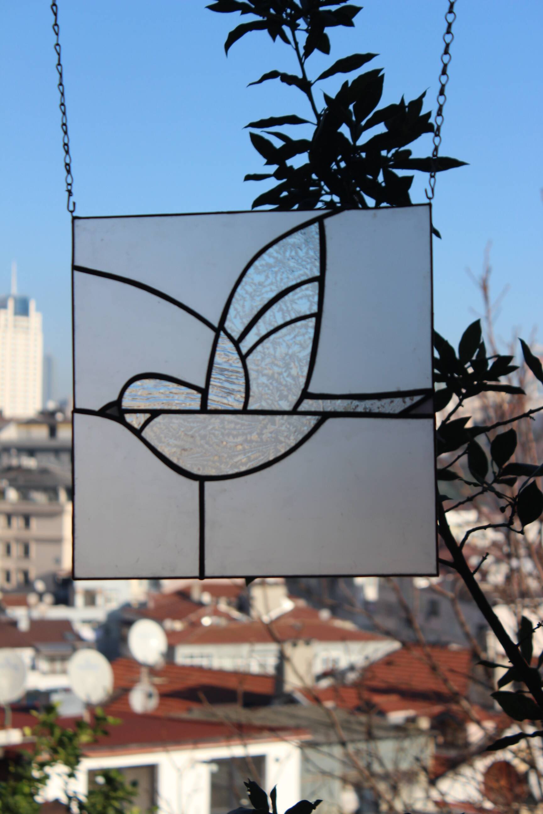 Vitrail décoratif oiseau, style Tiffany, verre coloré fait main 40×40 cm