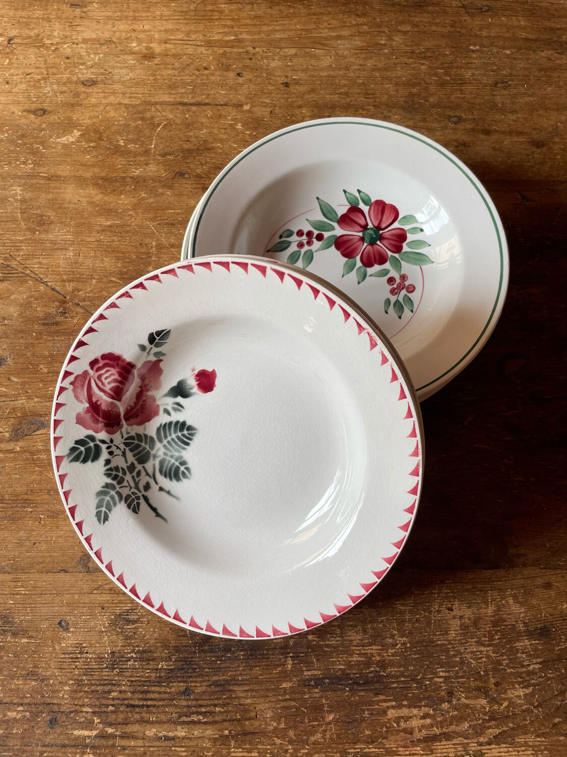 Mismatched plates l'Amandinoise