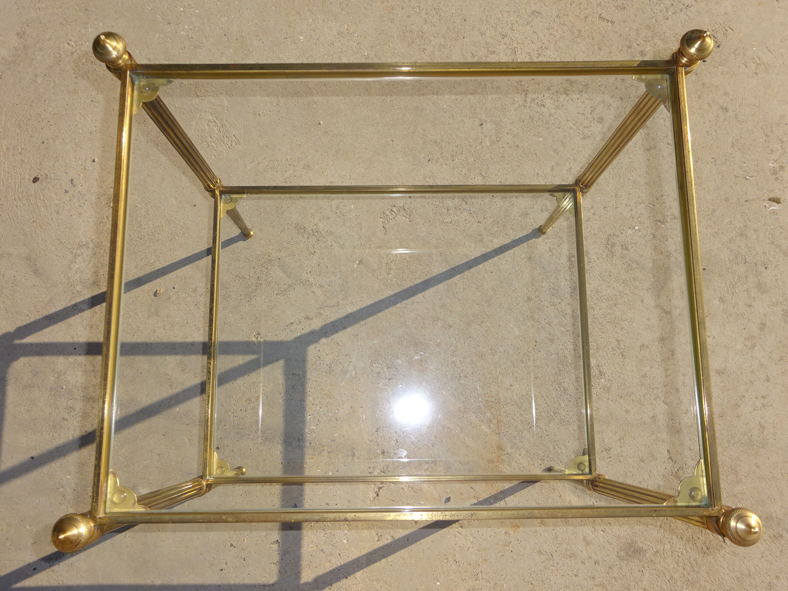 Table de salon en laiton et verre, double plateaux