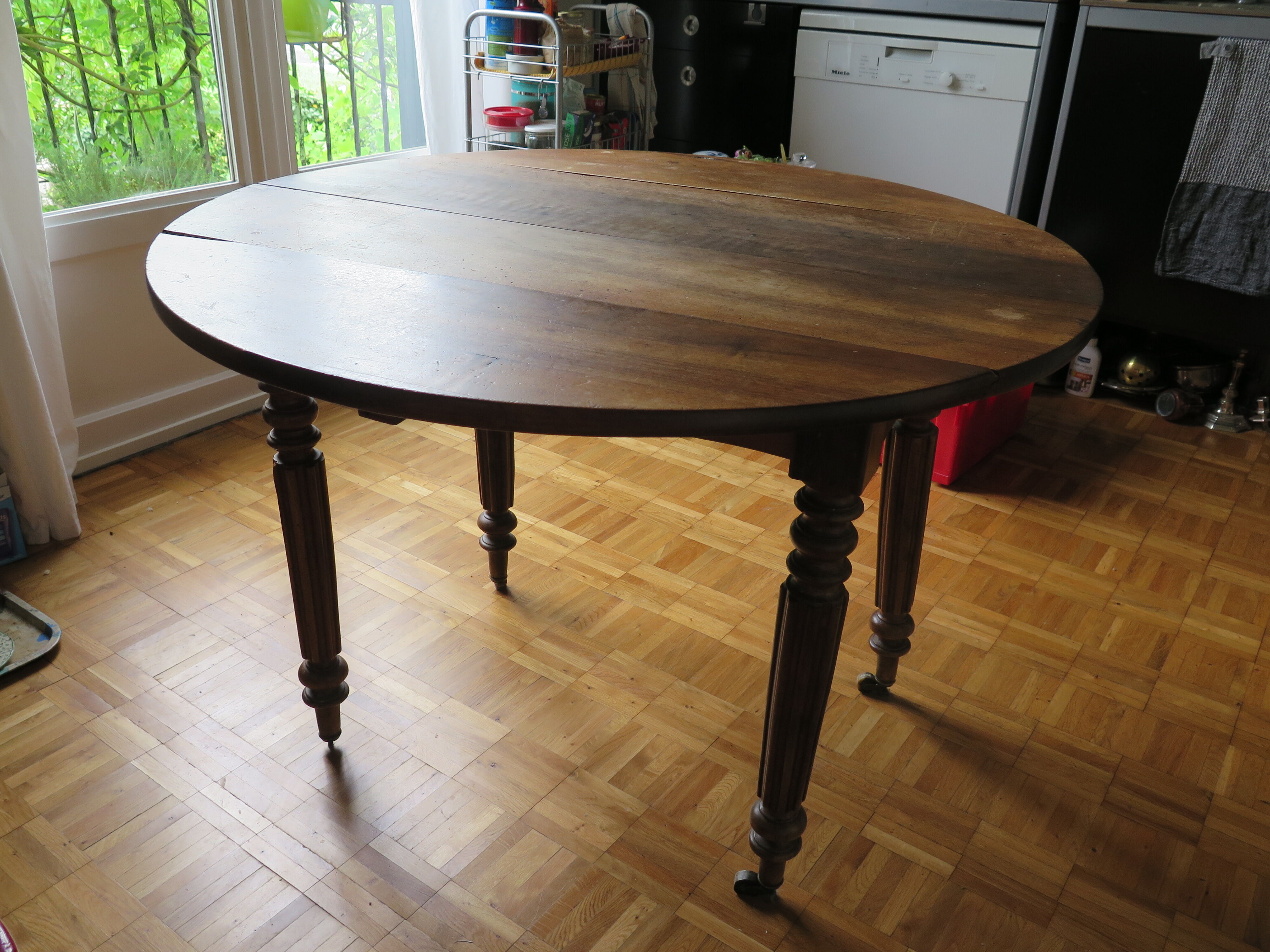 Oak round table