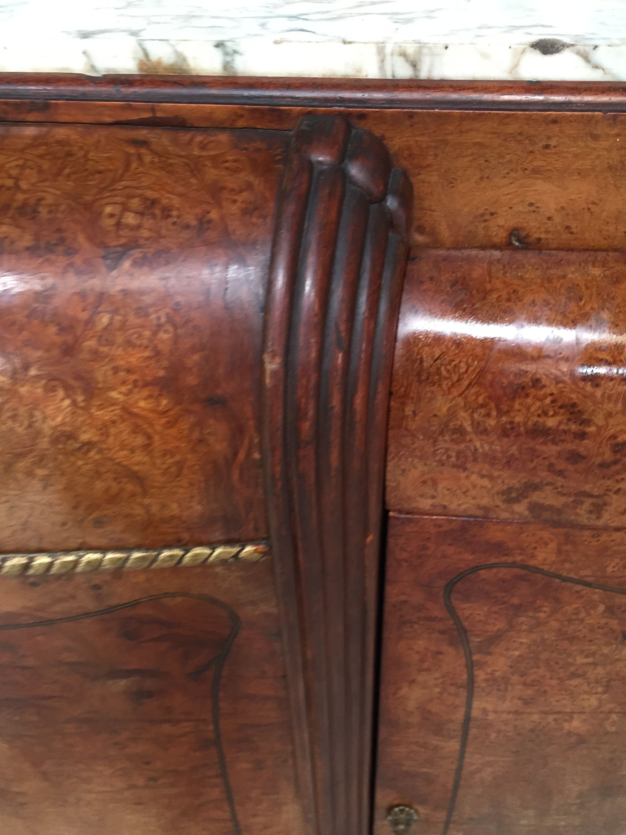 Meuble d'ébéniste art déco en loupe d'orme et bronze
