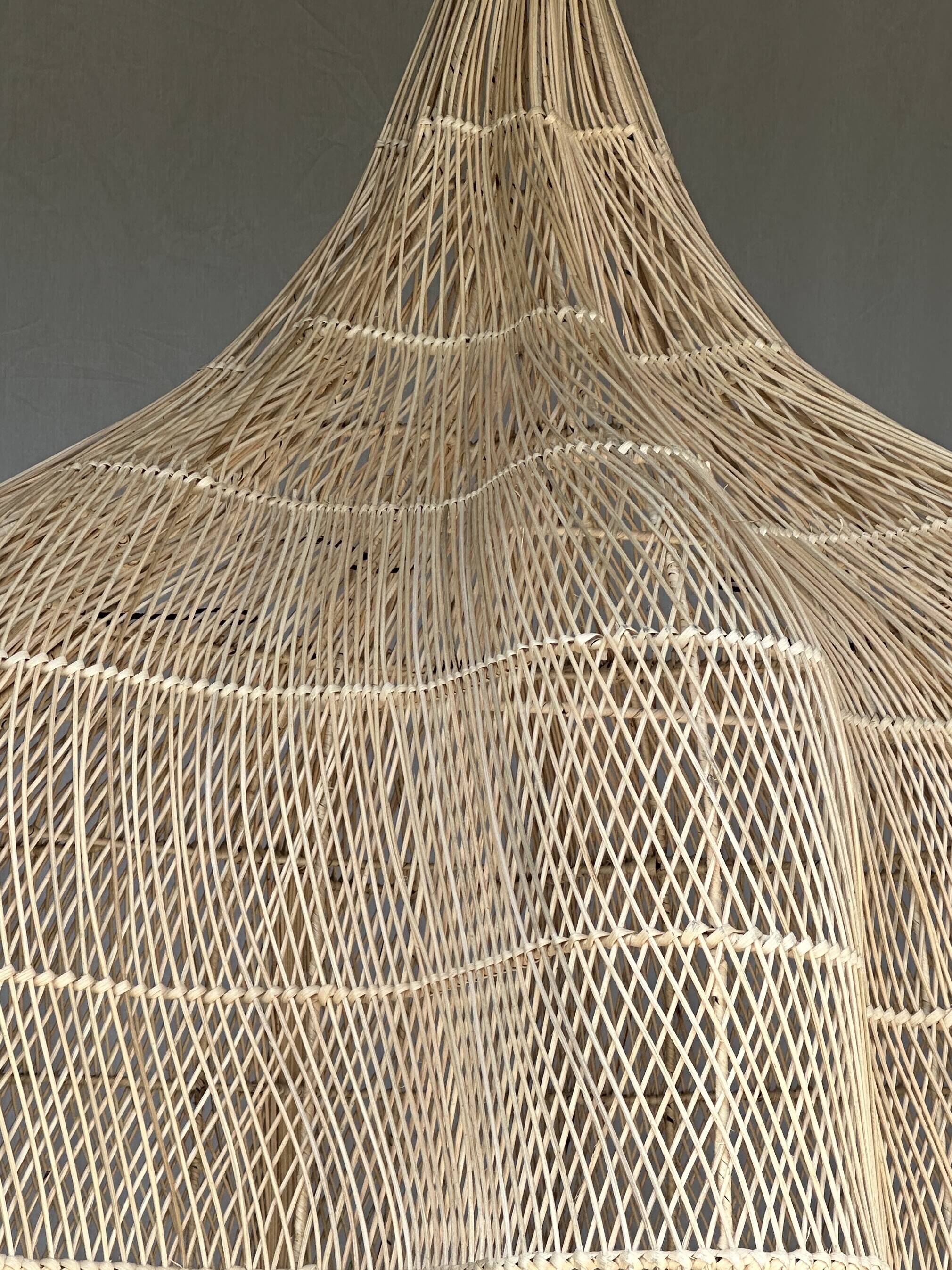 Immense rattan suspension in the shape of a flower, tulip, corolla H1m D1m50