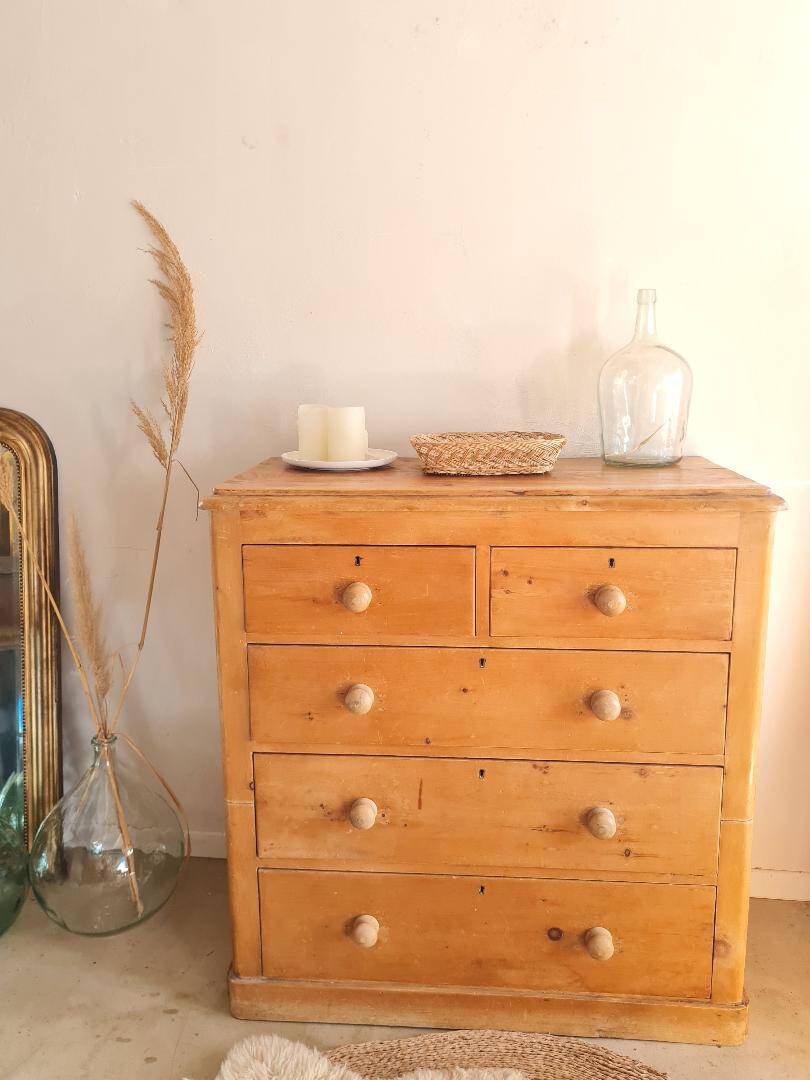 Antique English-style chest of drawers