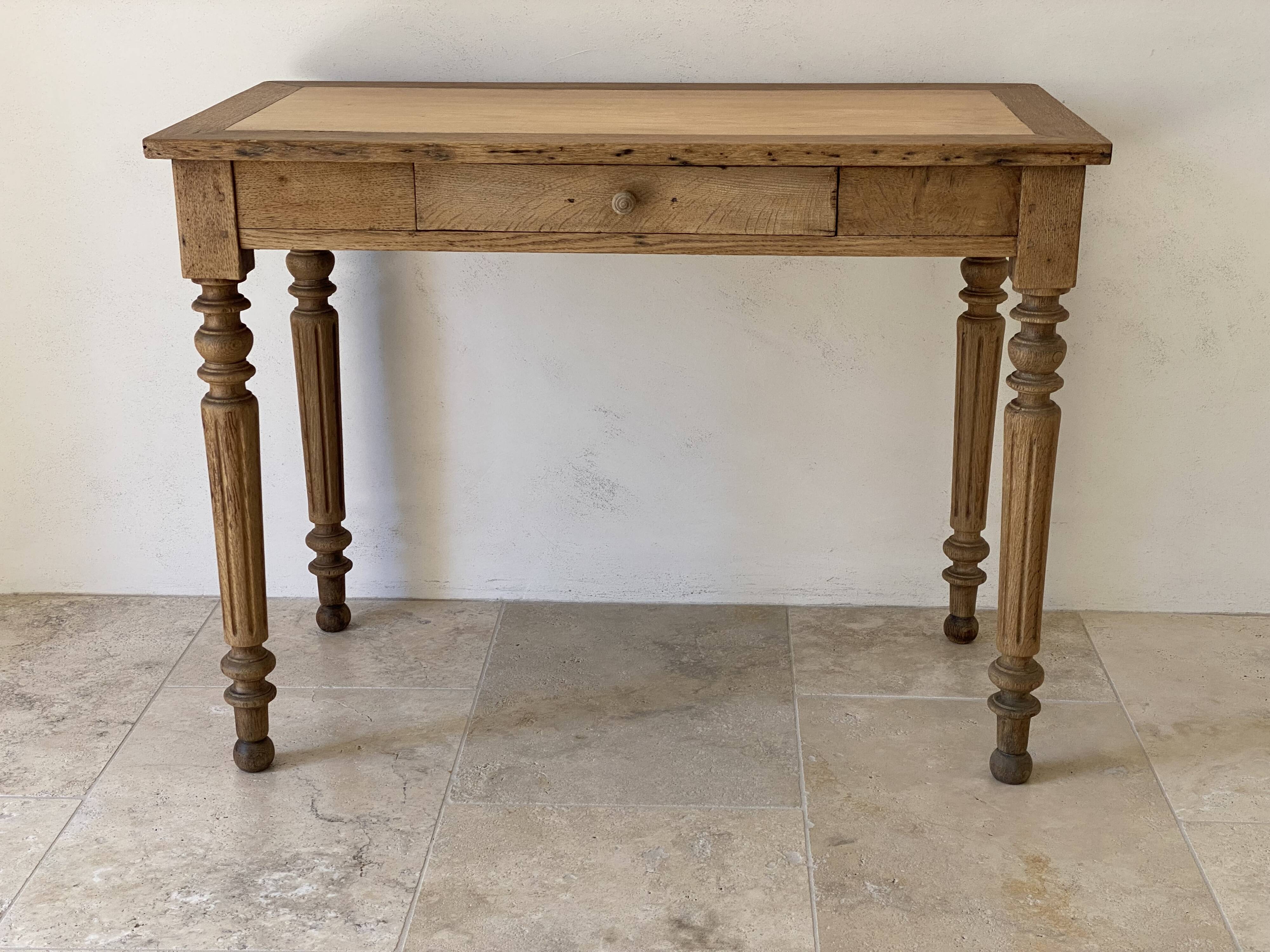 Rustic oak desk table, fluted turned legs, 19th century.