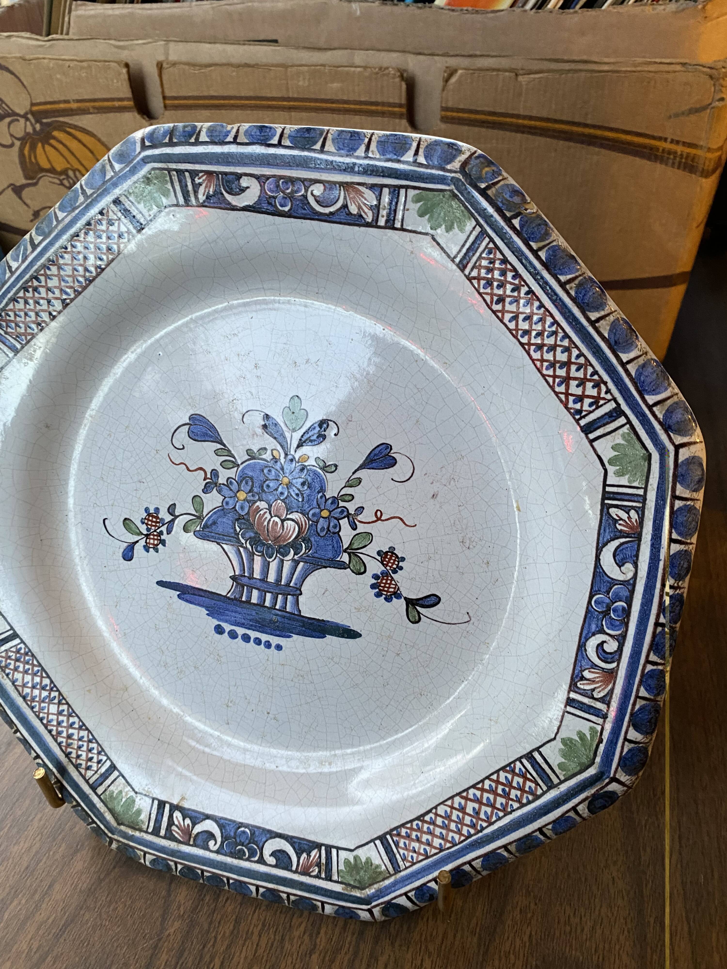 Plat en faïence