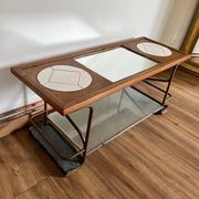 Table basse artisanale et fonctionnelle