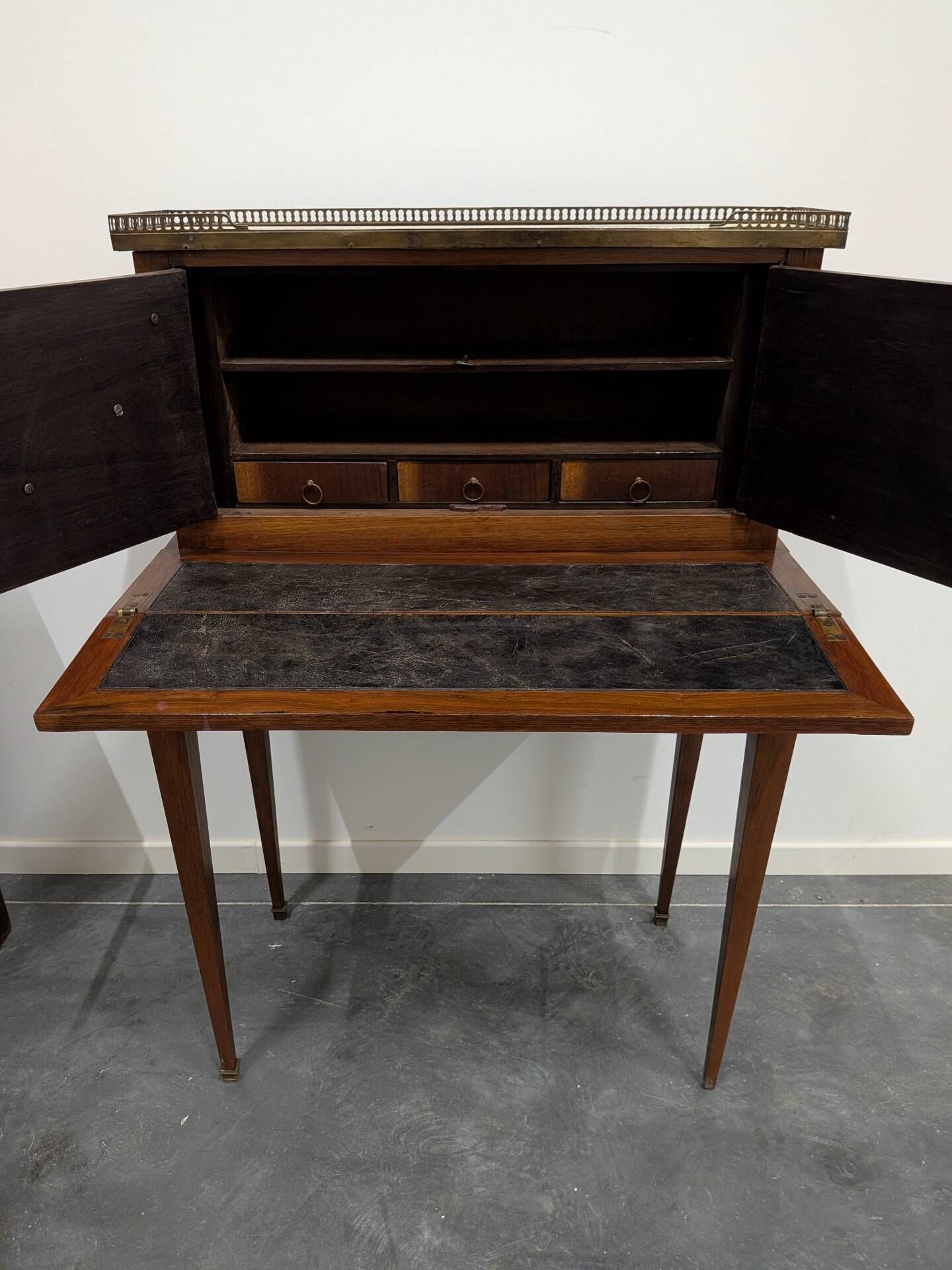 Antique Louis XVI bonheur-du-jour in marquetry and brass – Circa 1900