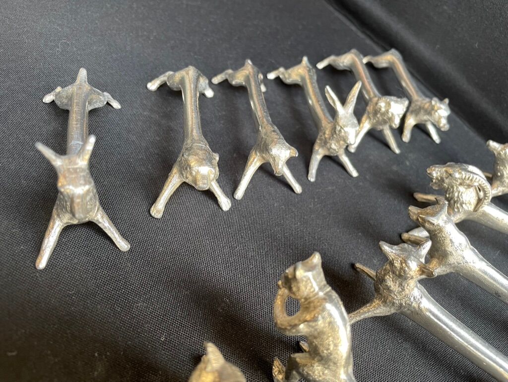 12 animal knife holders in tin