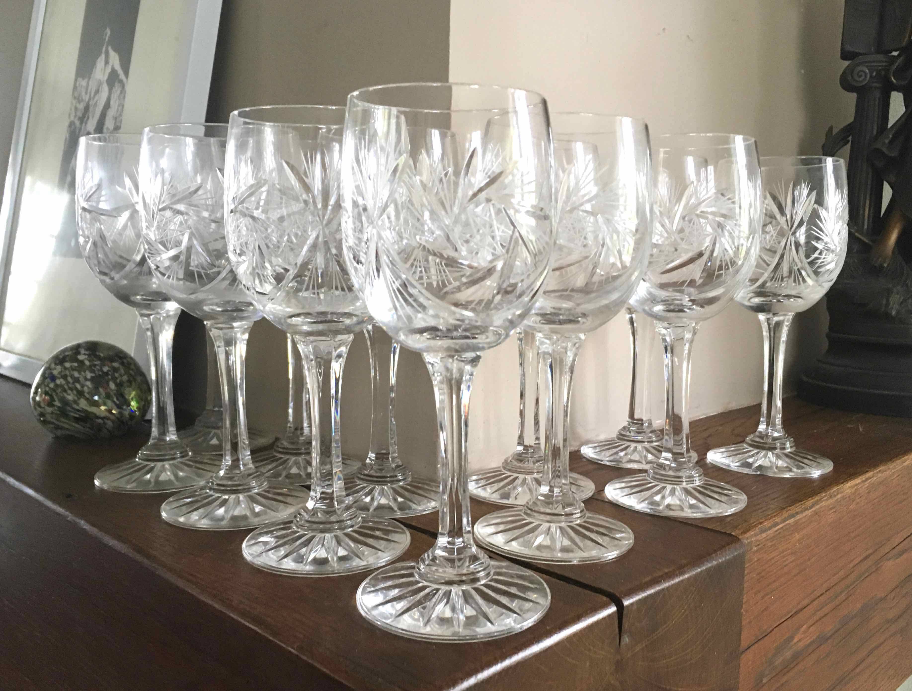 Set de 12 verres à vin en cristal taillé