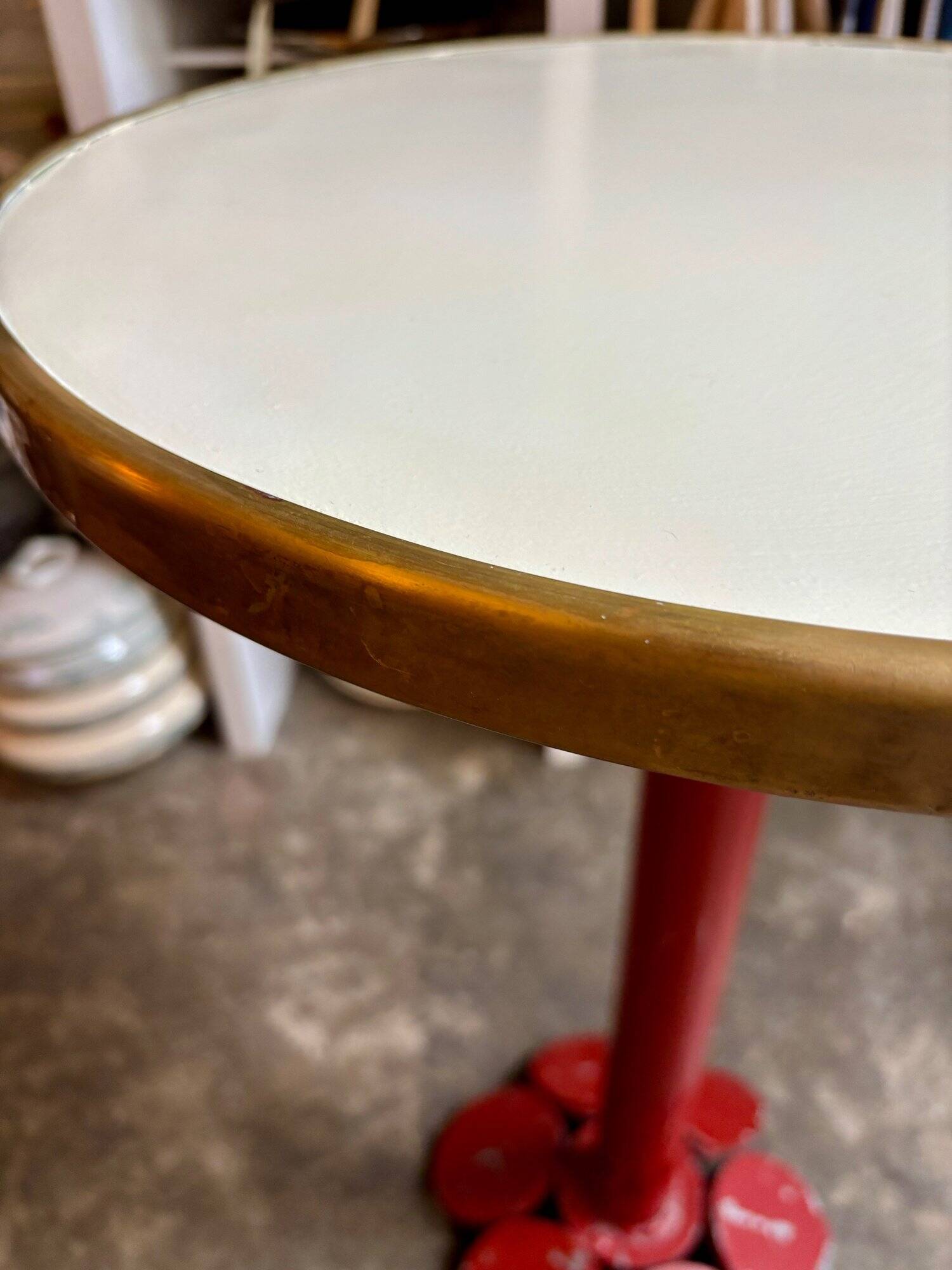 Table bistrot en métal bordeaux et mélaminé écru