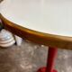 Table bistrot en métal bordeaux et mélaminé écru