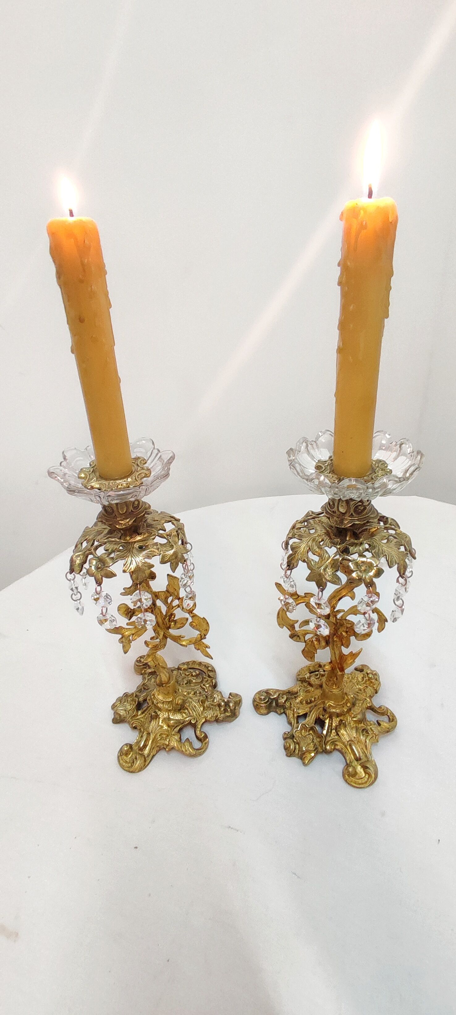 Paire de bougeoirs en cristal et bronze. france années 1940.