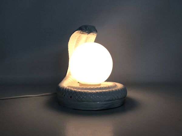 Lampe Serpent cobra Blanche Vintage en Céramique et globe opaline. Années 80