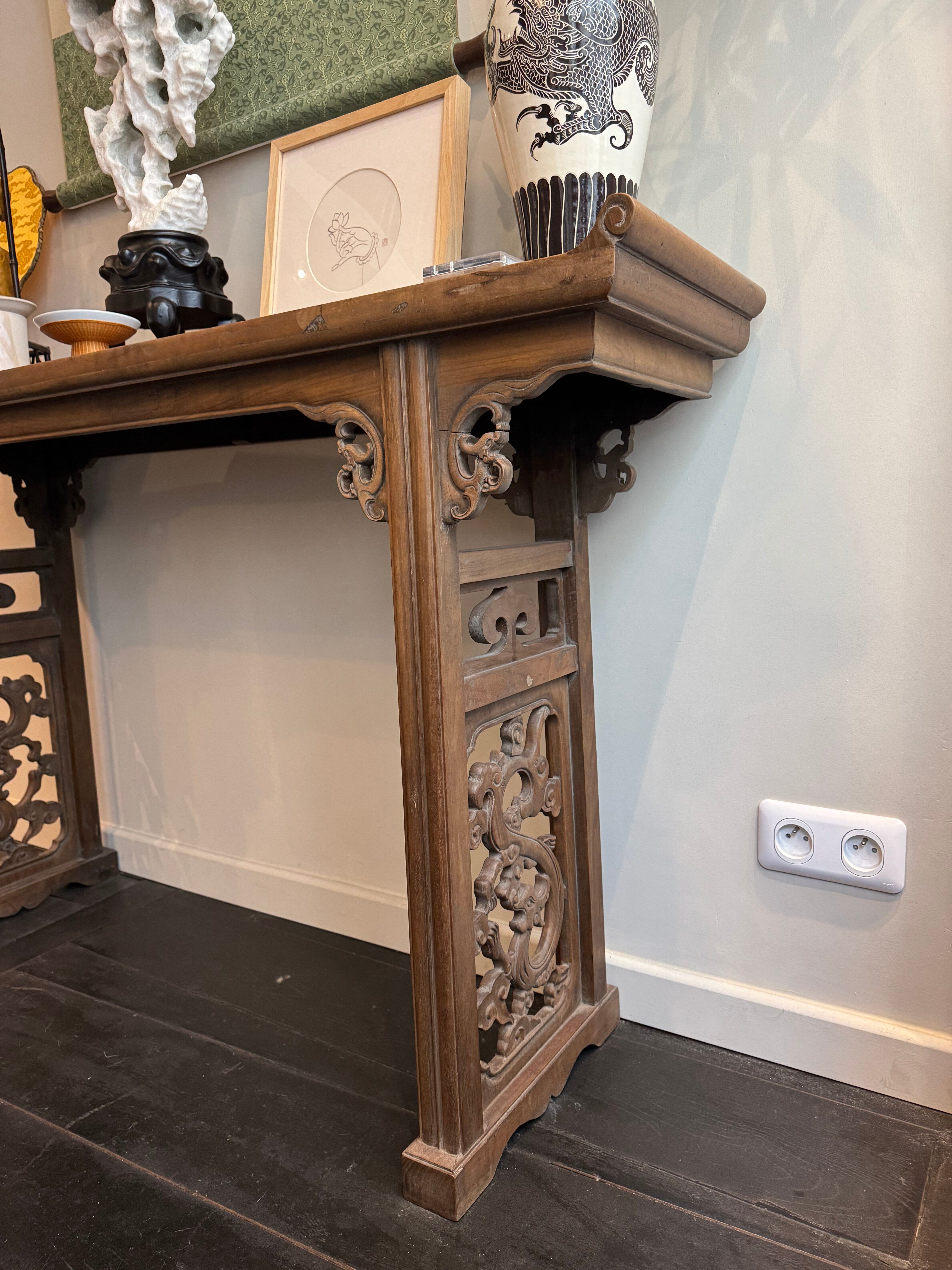 Chinese console in ancient elm, carved openwork legs and top g
