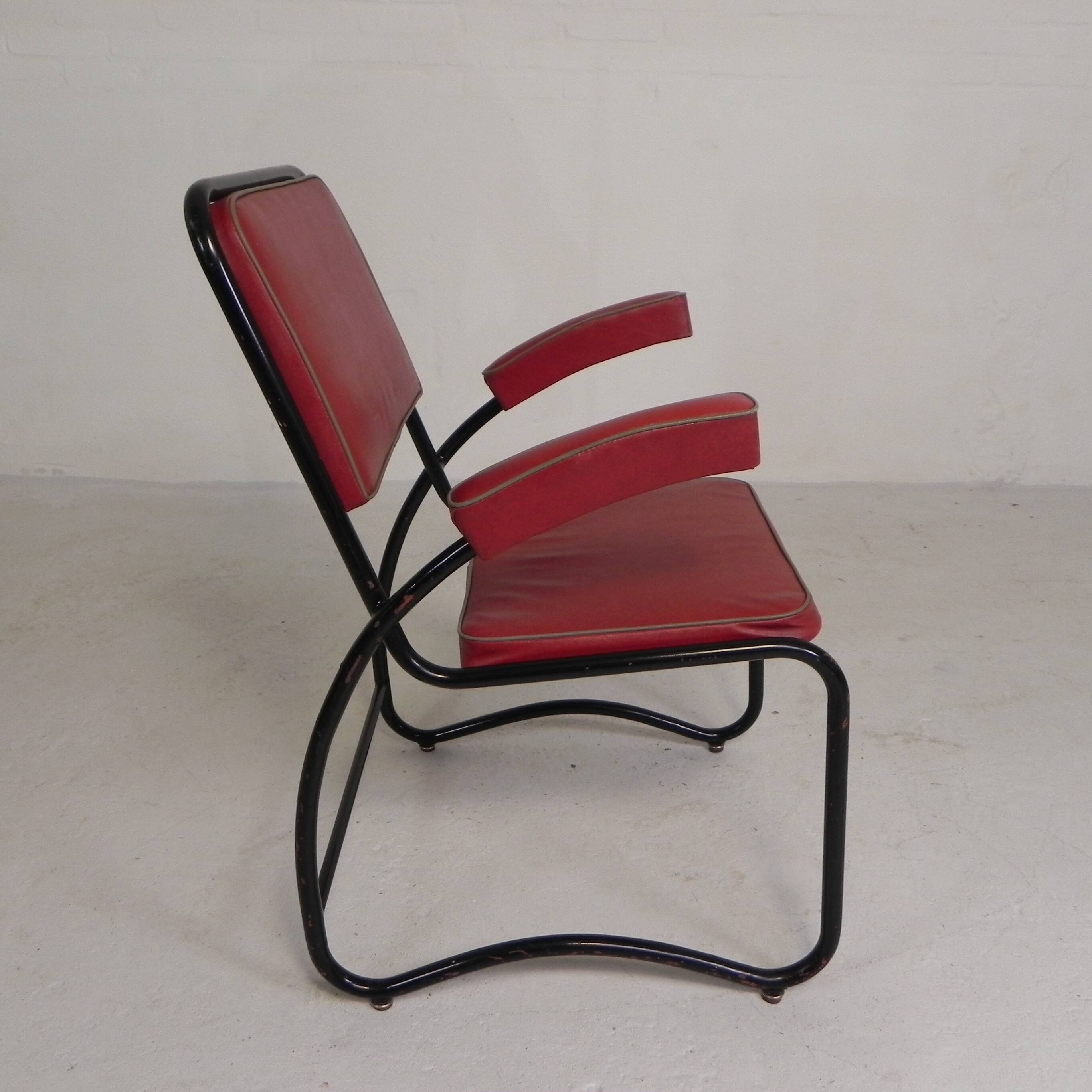 Set of 4 armchairs and a coffee table with tubular structure in Bauhaus style, 1950s.