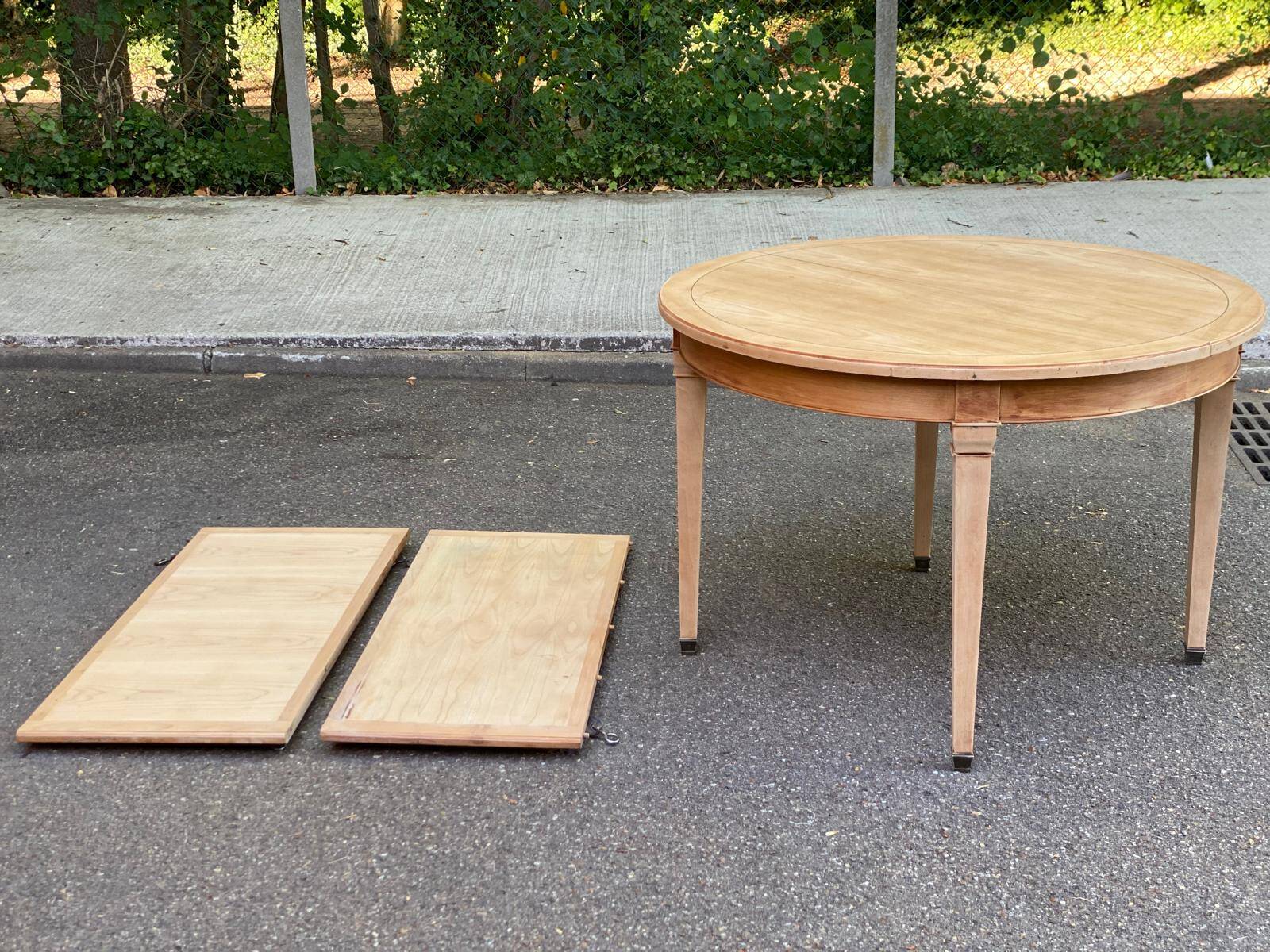 Table ronde extensible style Directoire rénovée en bois clair  avec 2 rallo
