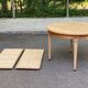 Table ronde extensible style Directoire rénovée en bois clair  avec 2 rallo