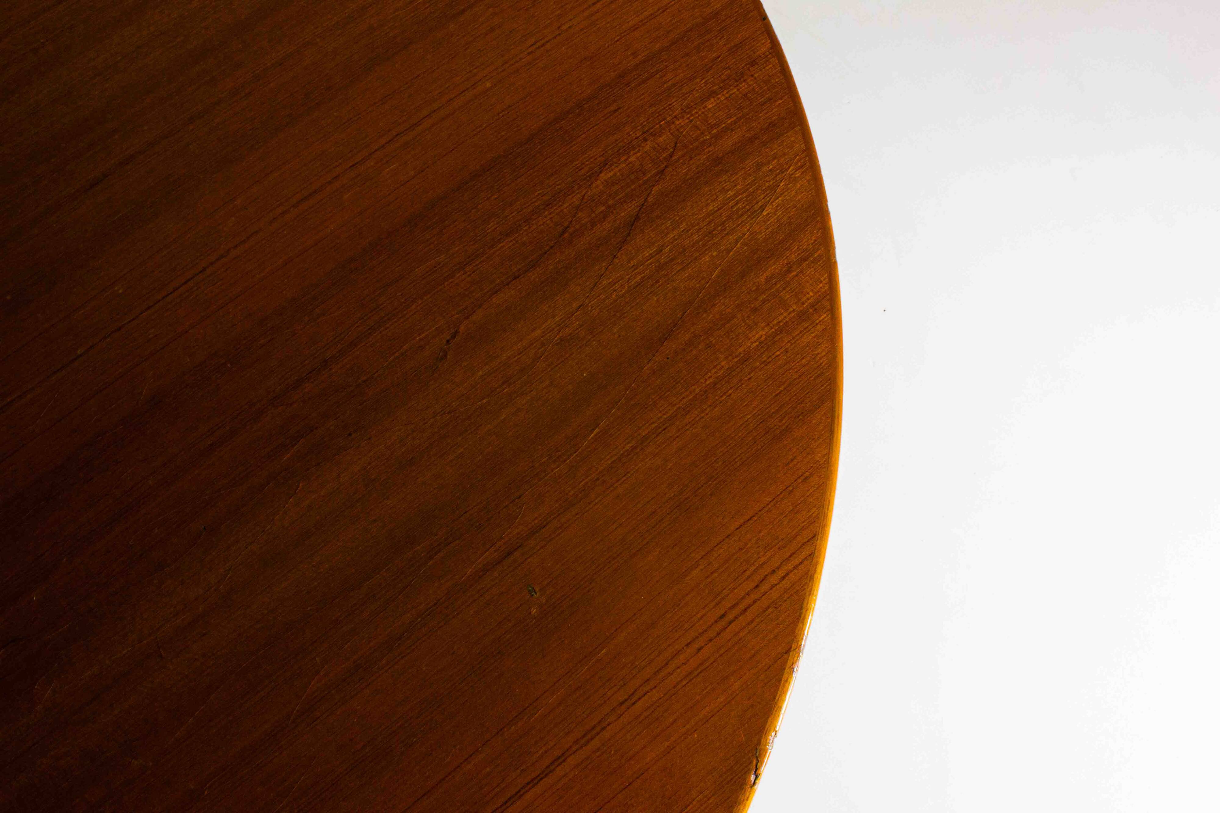 Large tulip table with wooden top by Eero Saarinen, Knoll International 1970s