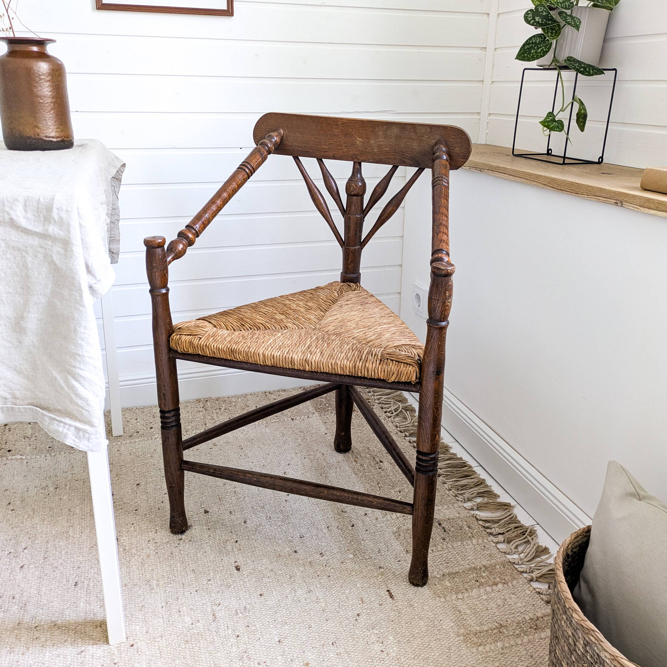 Chaise d’angle vintage antique à trois pieds en bois massif avec assise en