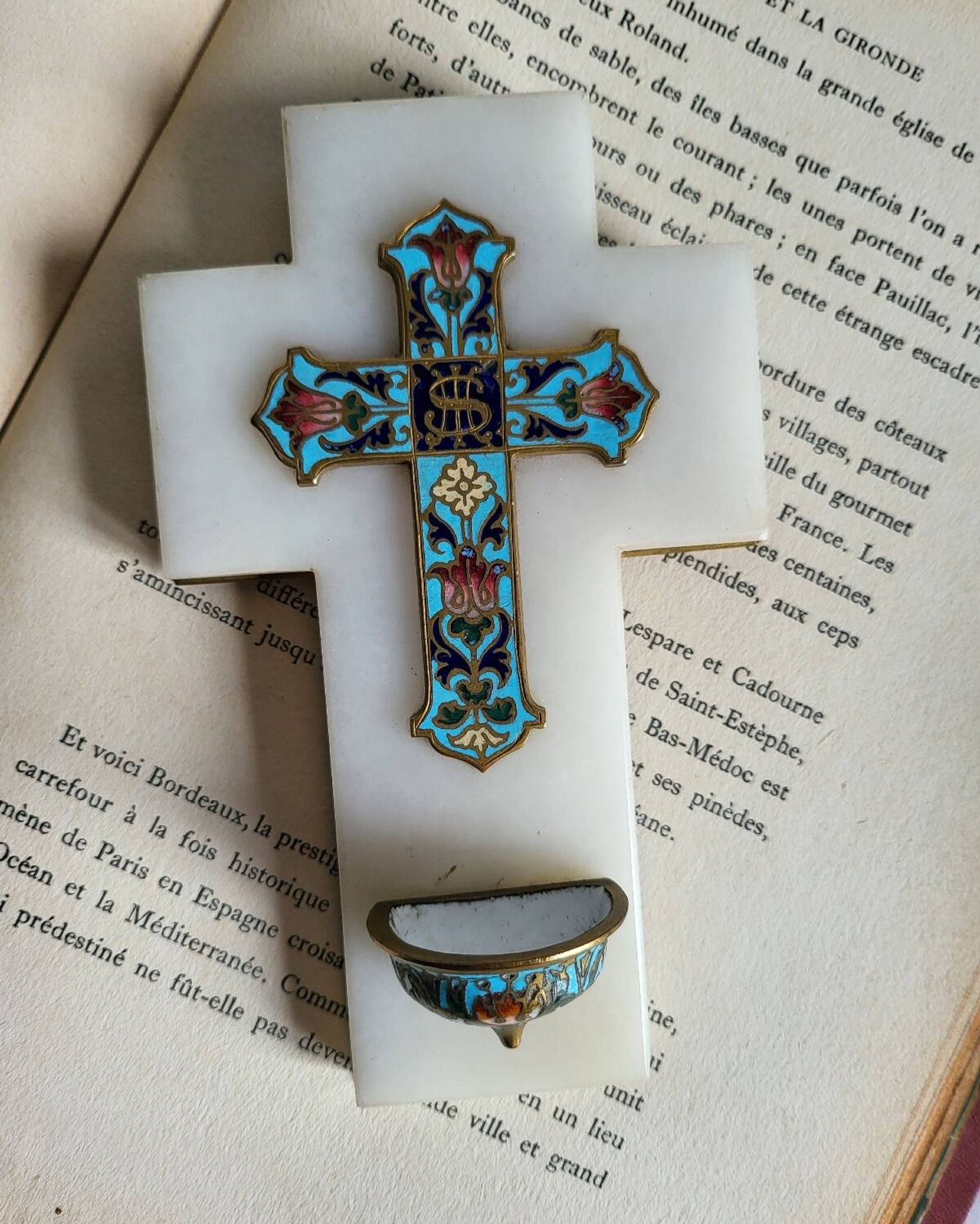Croix Bénitier en Onyx et émail cloisonné