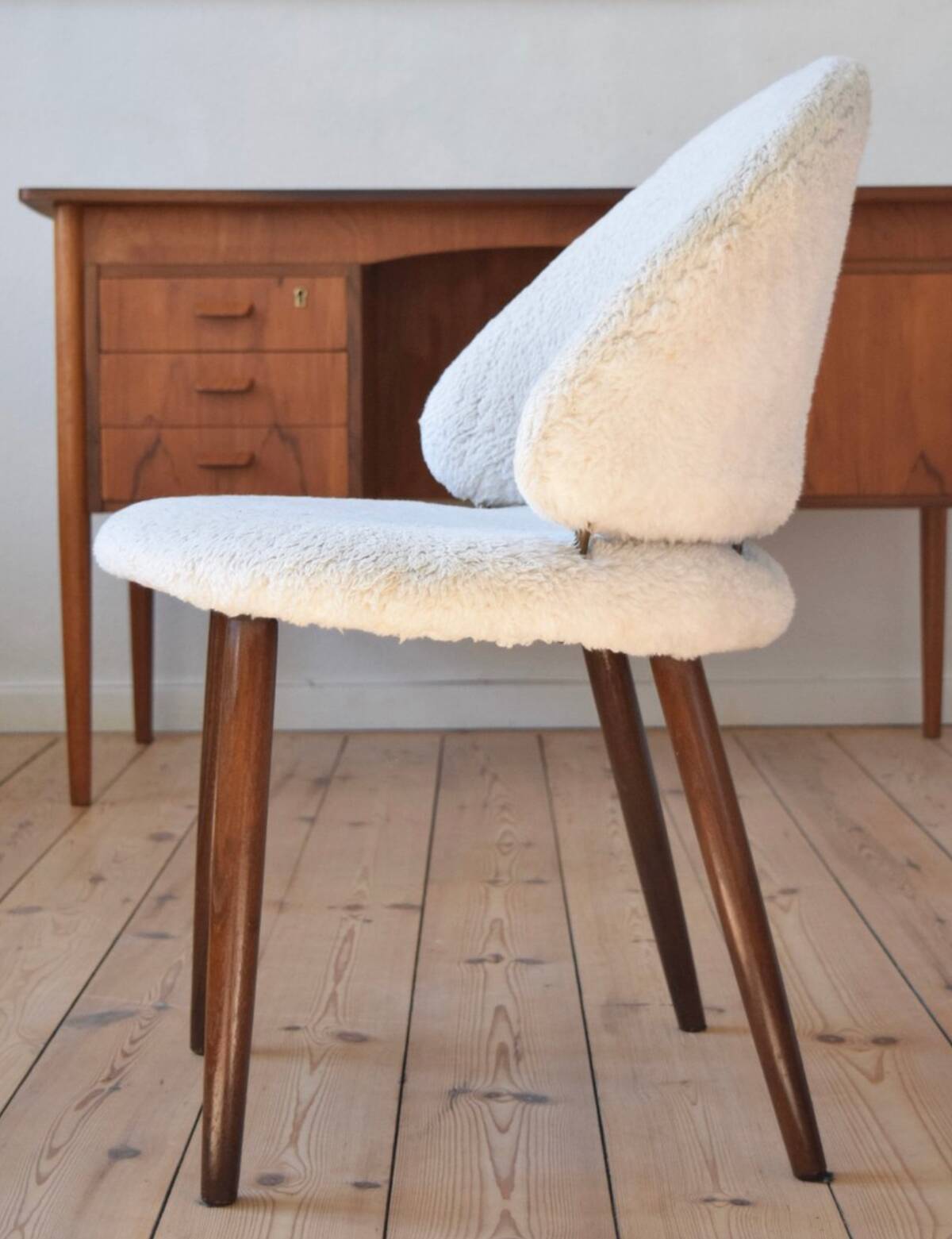 Chaise de salon/coiffeuse danoise en palissandre et laine d'agneau. Années 1950.