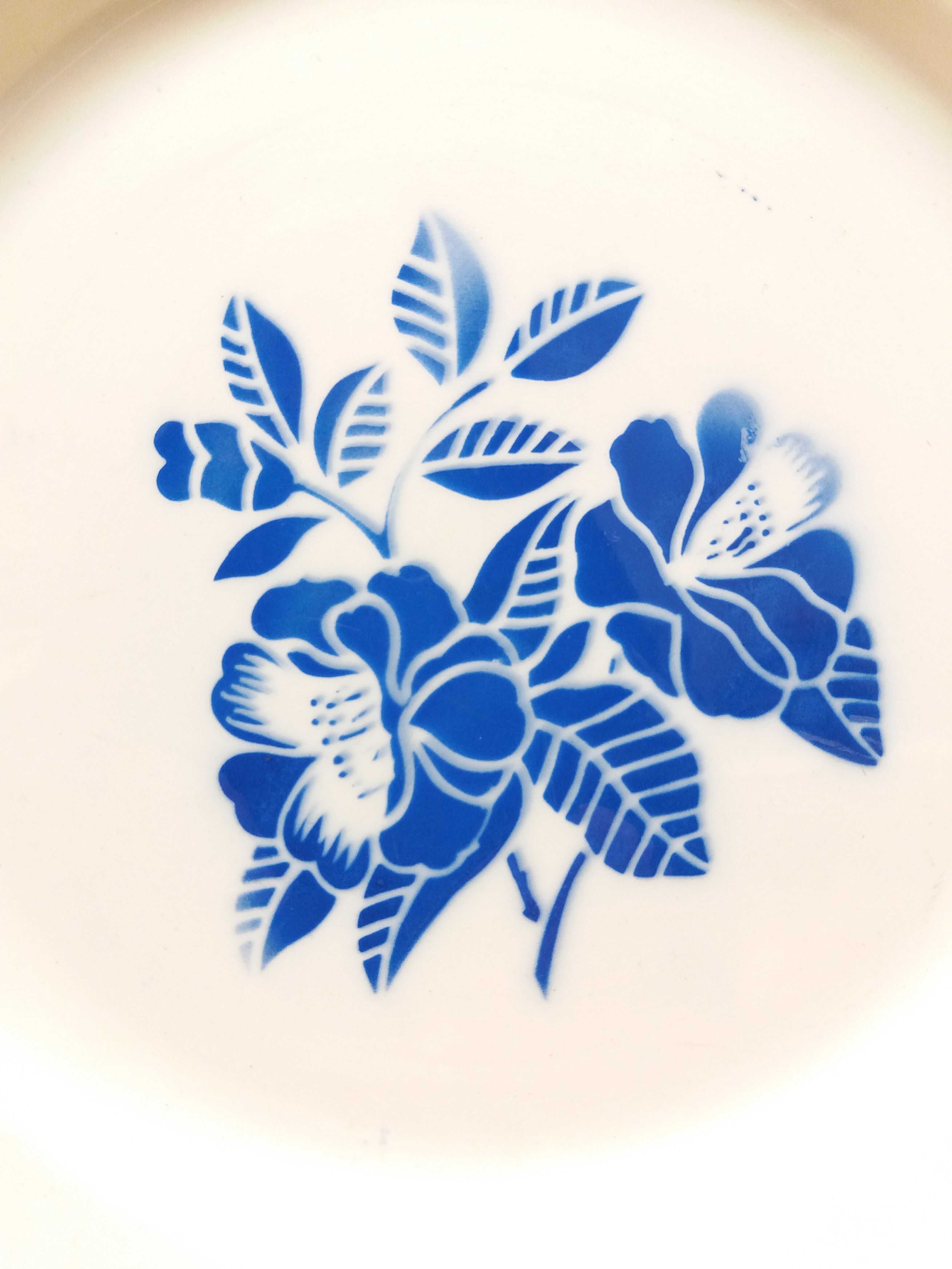 Flat plate Digoin blue flowers