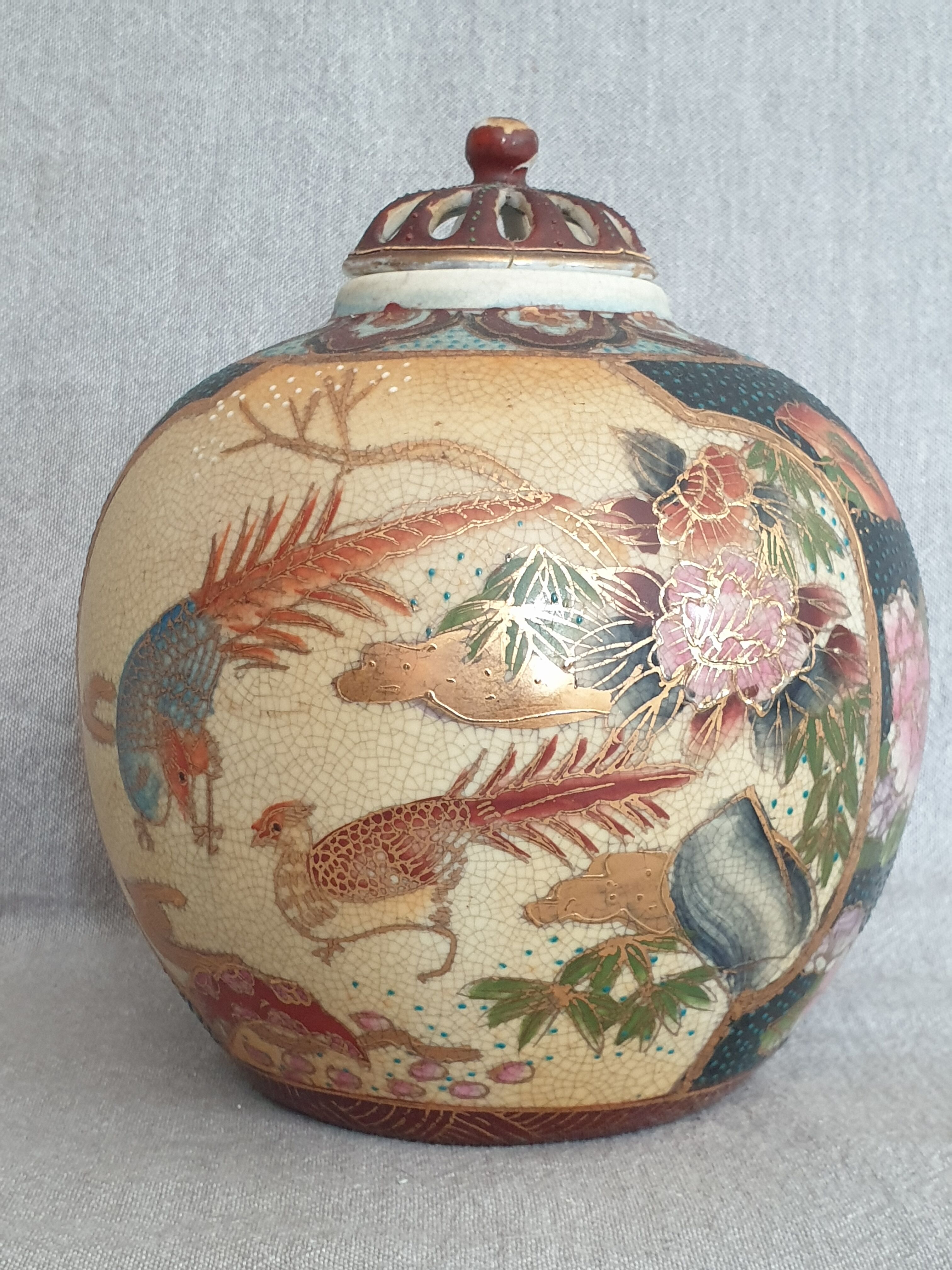 Vase boule encensoir (brûleur d'encens) ou pot à gingembre japonais en porcelaine craquelée