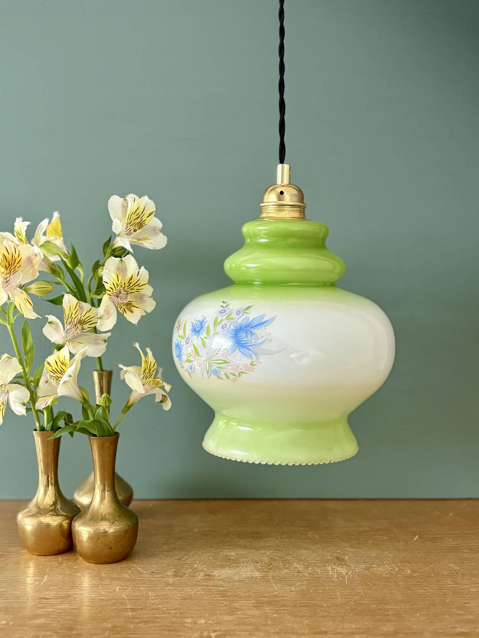 Vintage suspension globe in white and green opaline.