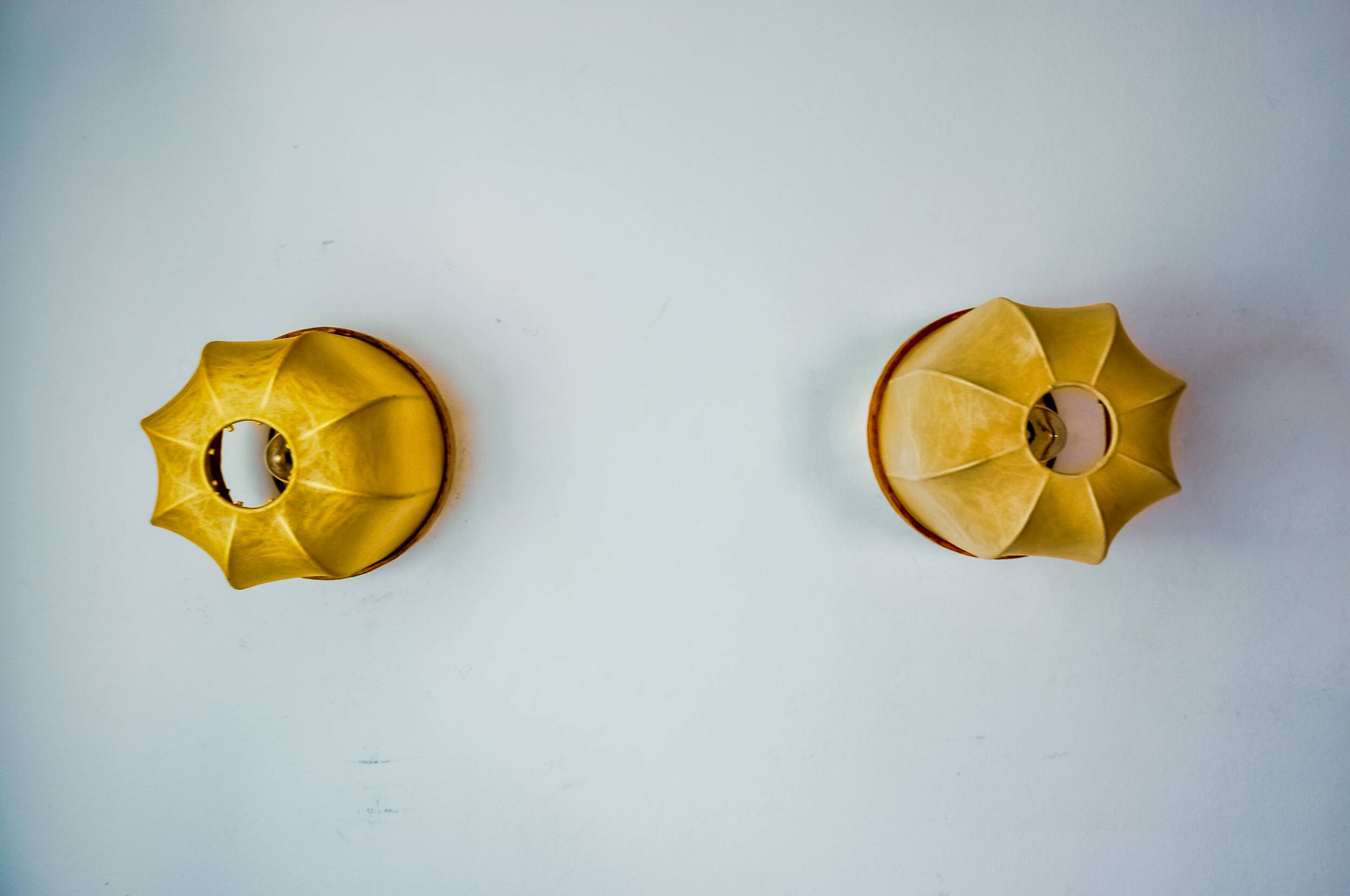 Paire d'appliques "cocoon", résine et pin, italie, 1970