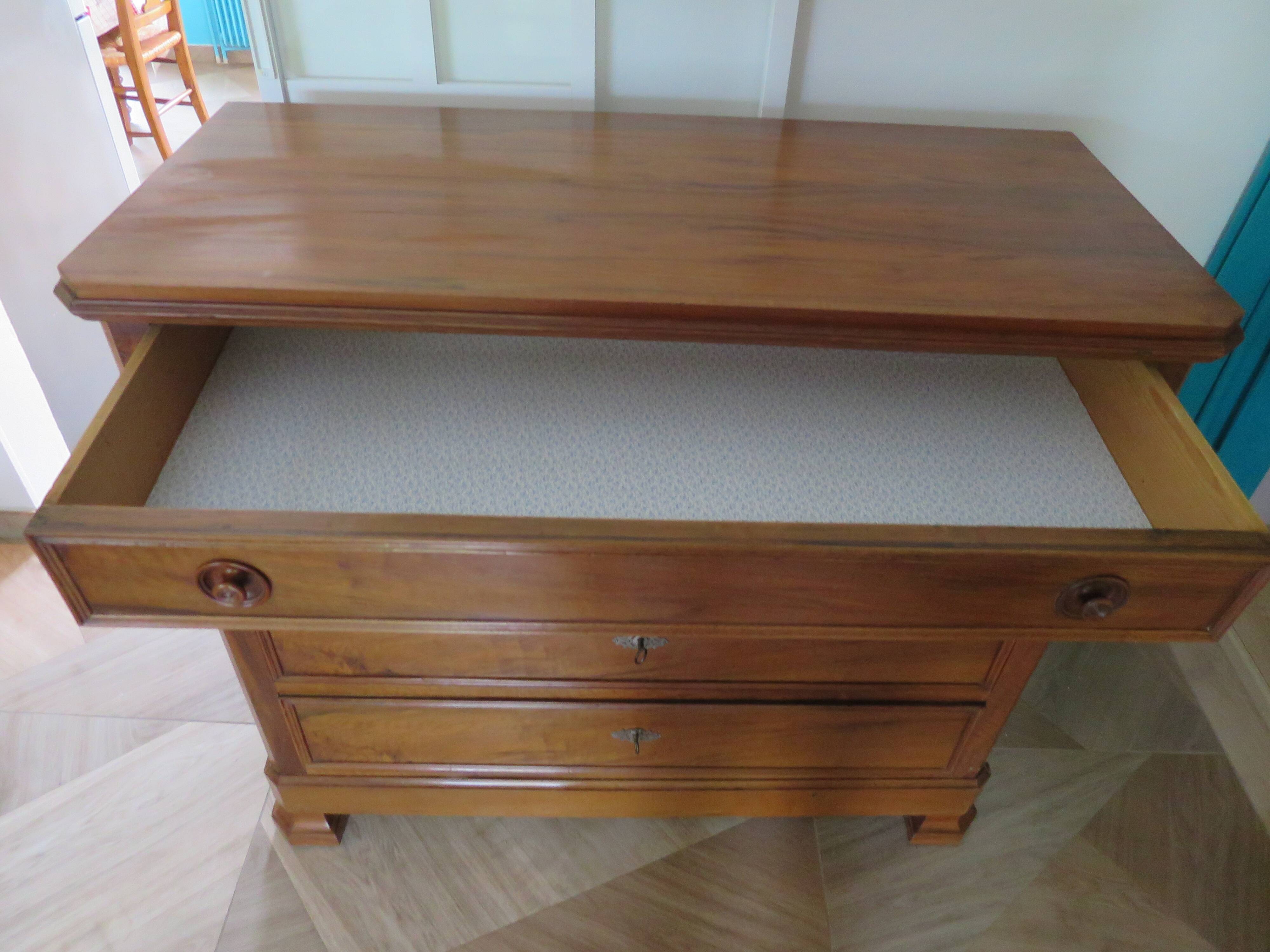 Rare - Pretty old chest of drawers with 4 drawers and 3 locks - In walnut - 1930