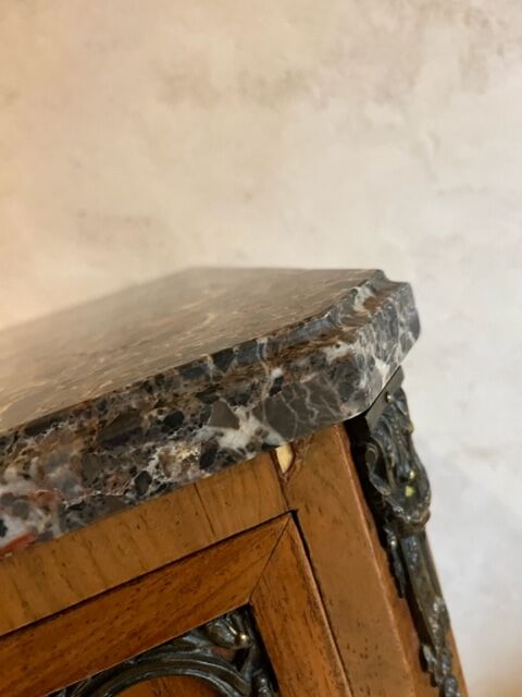 Commode pieds galbes marqueterie et marbre et garnitures