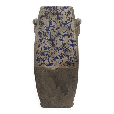 Vase avec émaillage bleu et blanc sur terre cuite