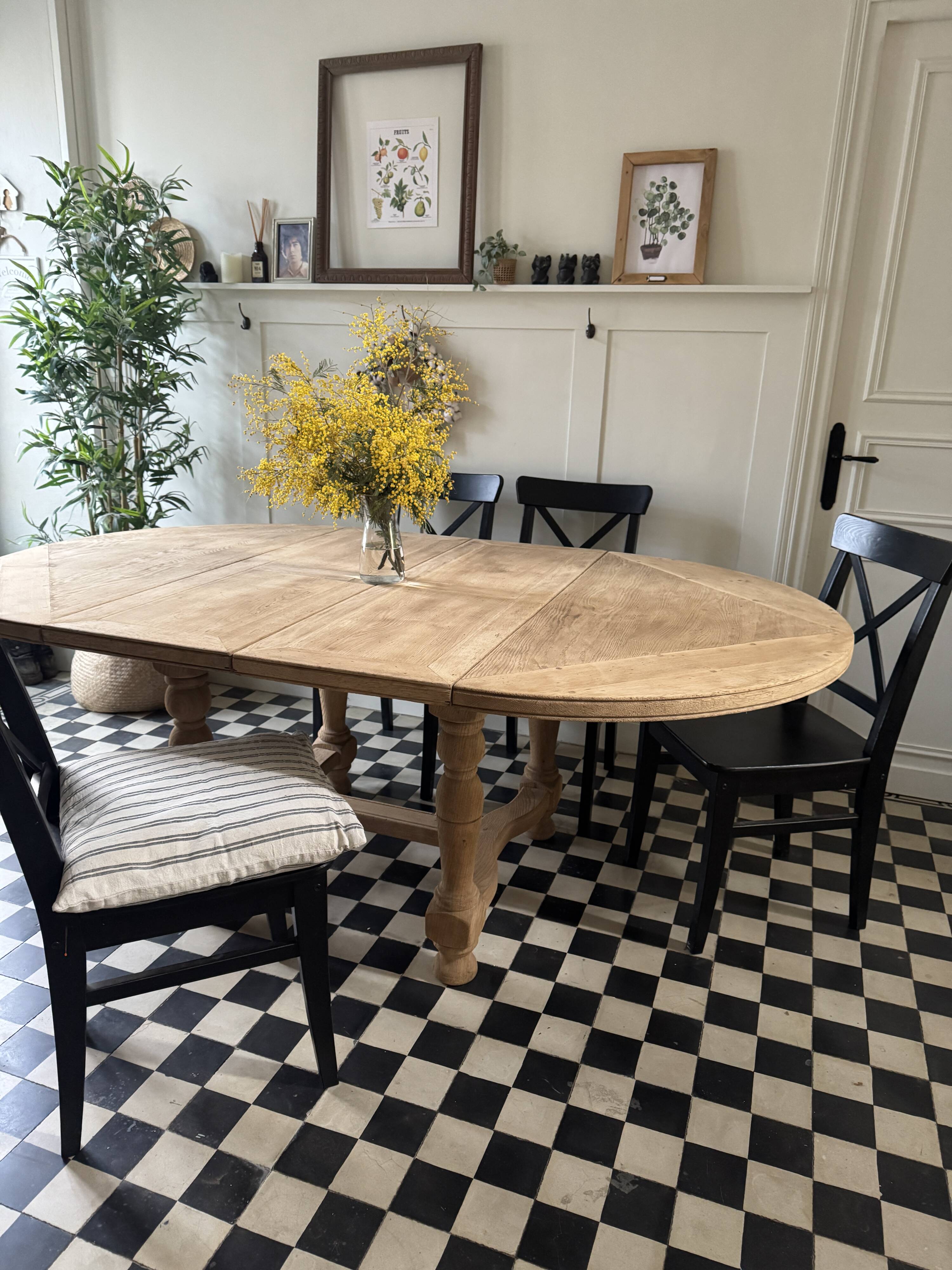 Extendable solid oak table