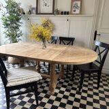 Extendable solid oak table