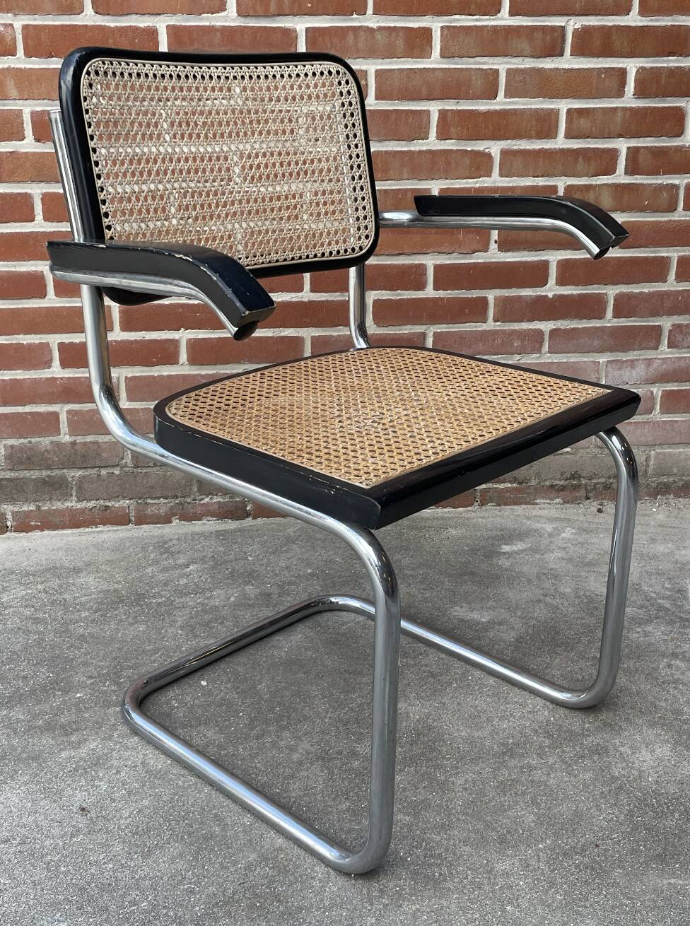 Chaise Cesca B64 avec accoudoirs by Marcel Breuer Design en noir