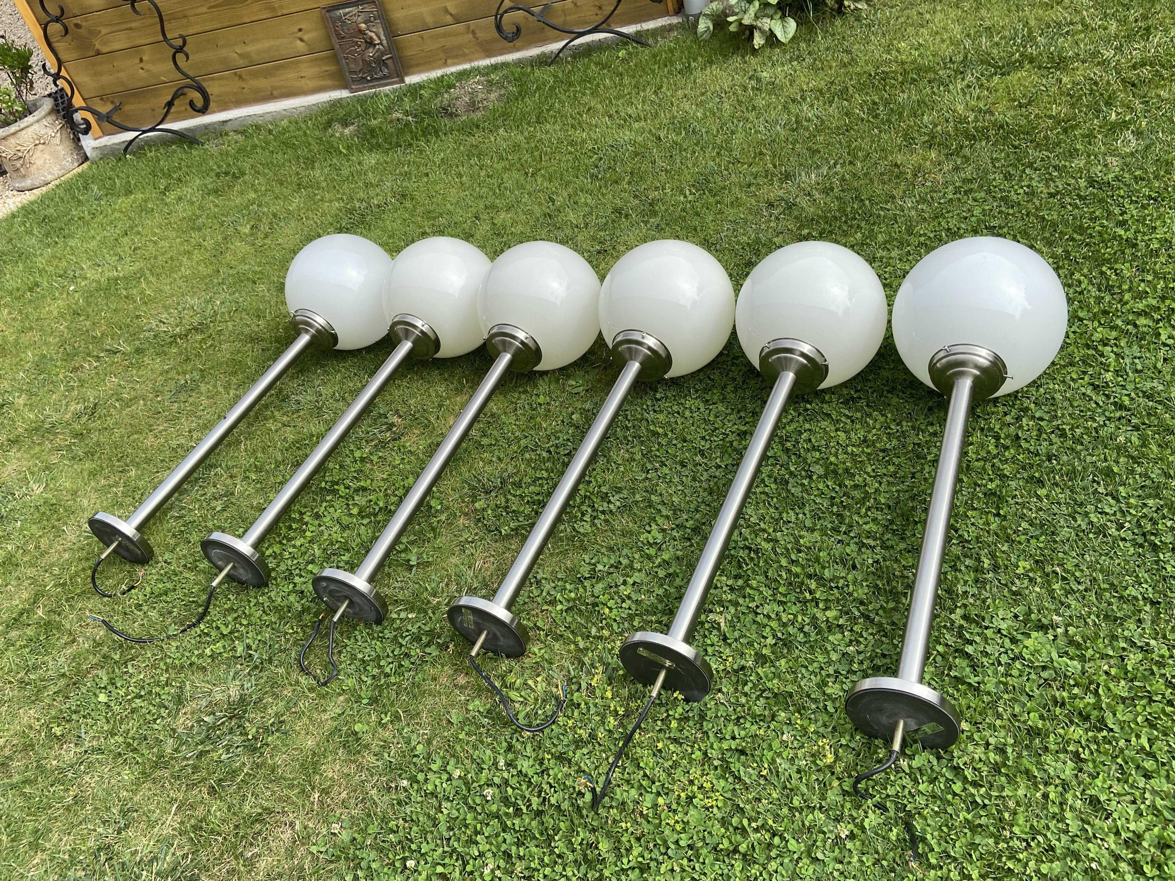 Suite de 6 suspensions tube inox et globe verre opalin style Art déco