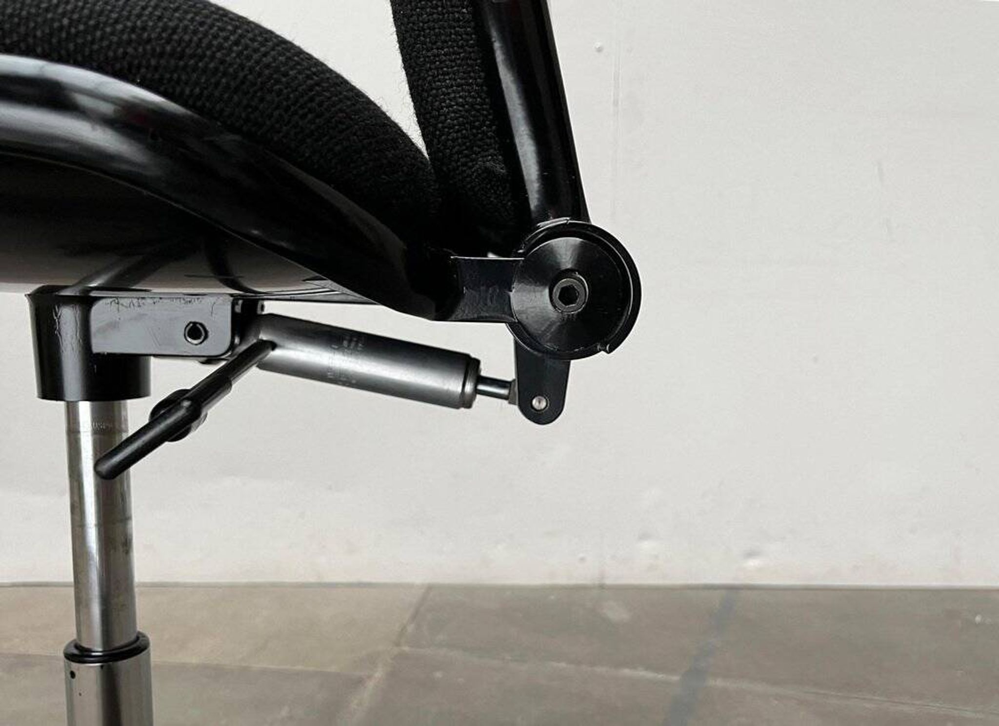 Vintage swivel office chair Supporto Series by Frederick Scott for Hille, 1970s