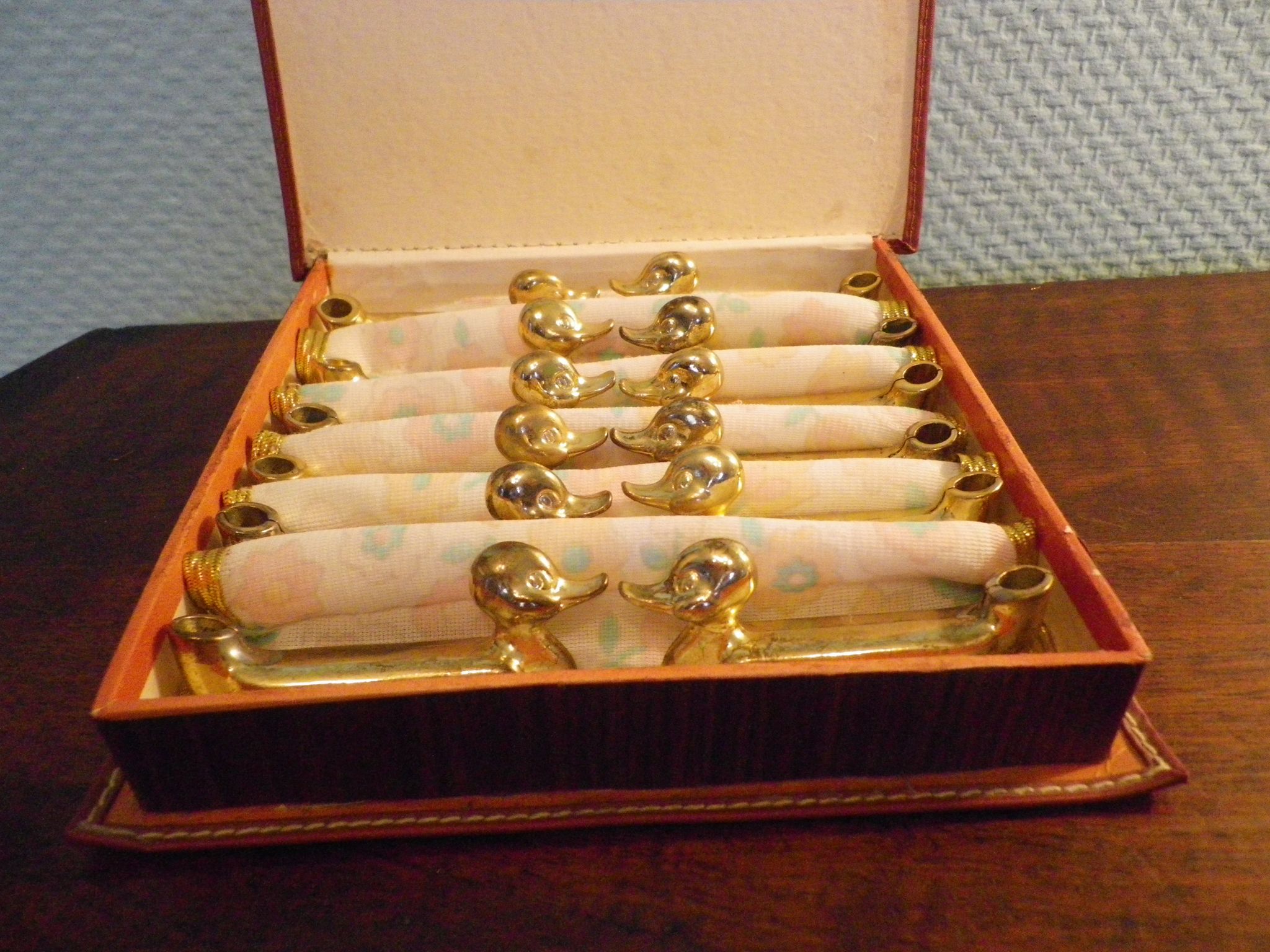 Box of 12 knife holders in silver metal, shape of canrds, 60s