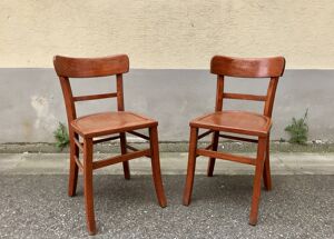 paire de chaises bistrot en bois avec patine orangée 1950