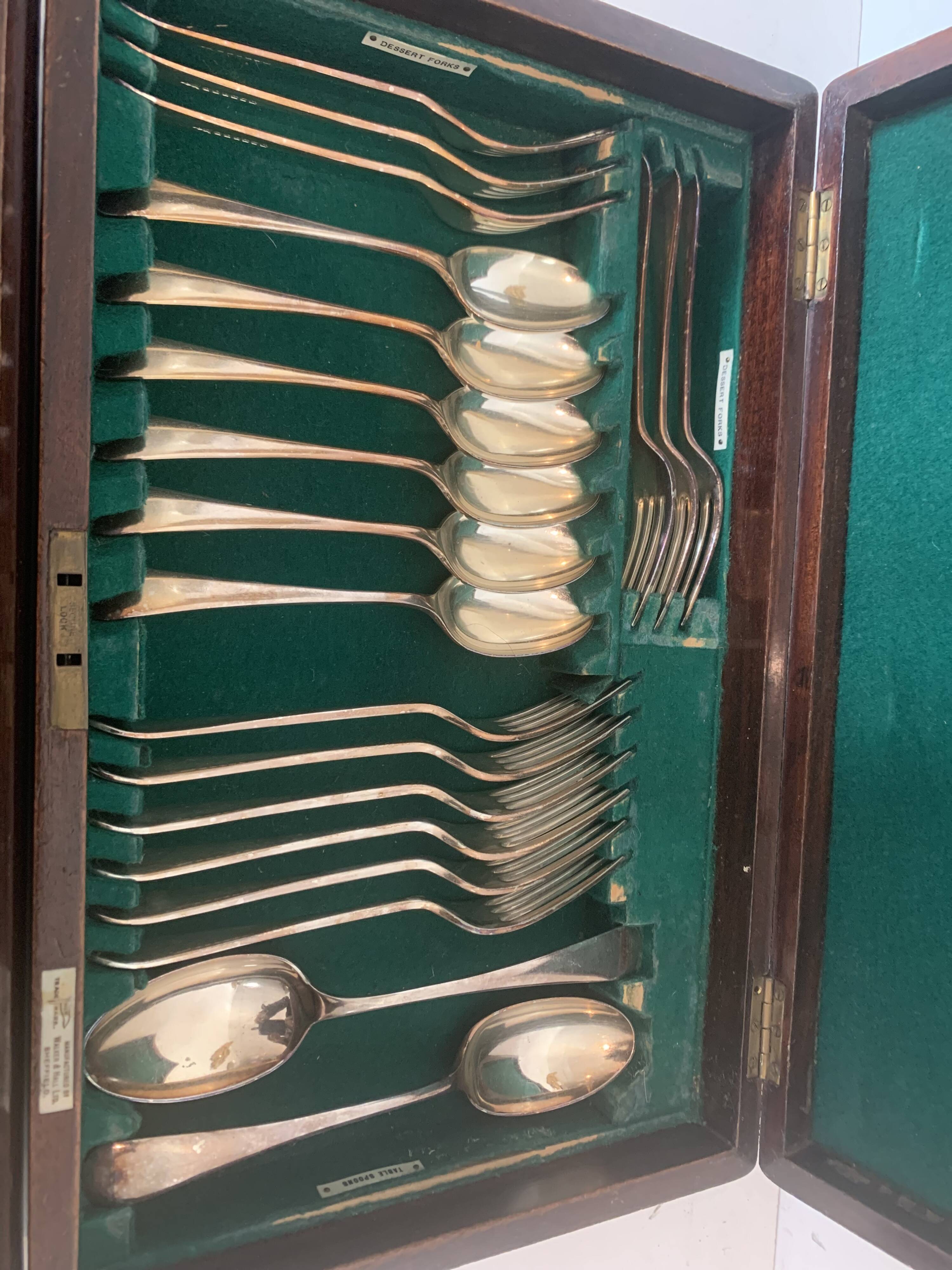 English housewife in silver metal in its XX century case