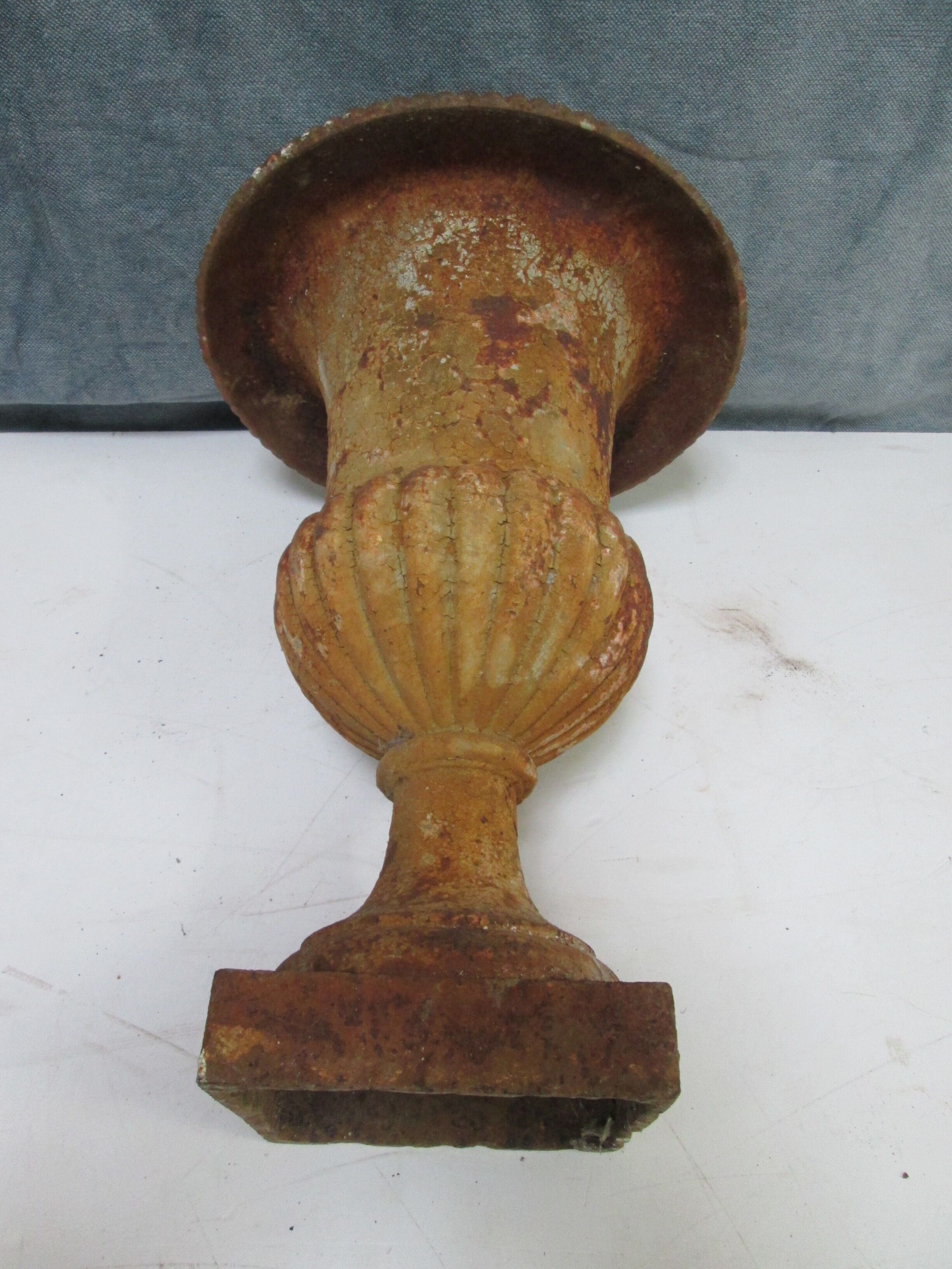 Cast iron of the nineteenth "Medici" vase
