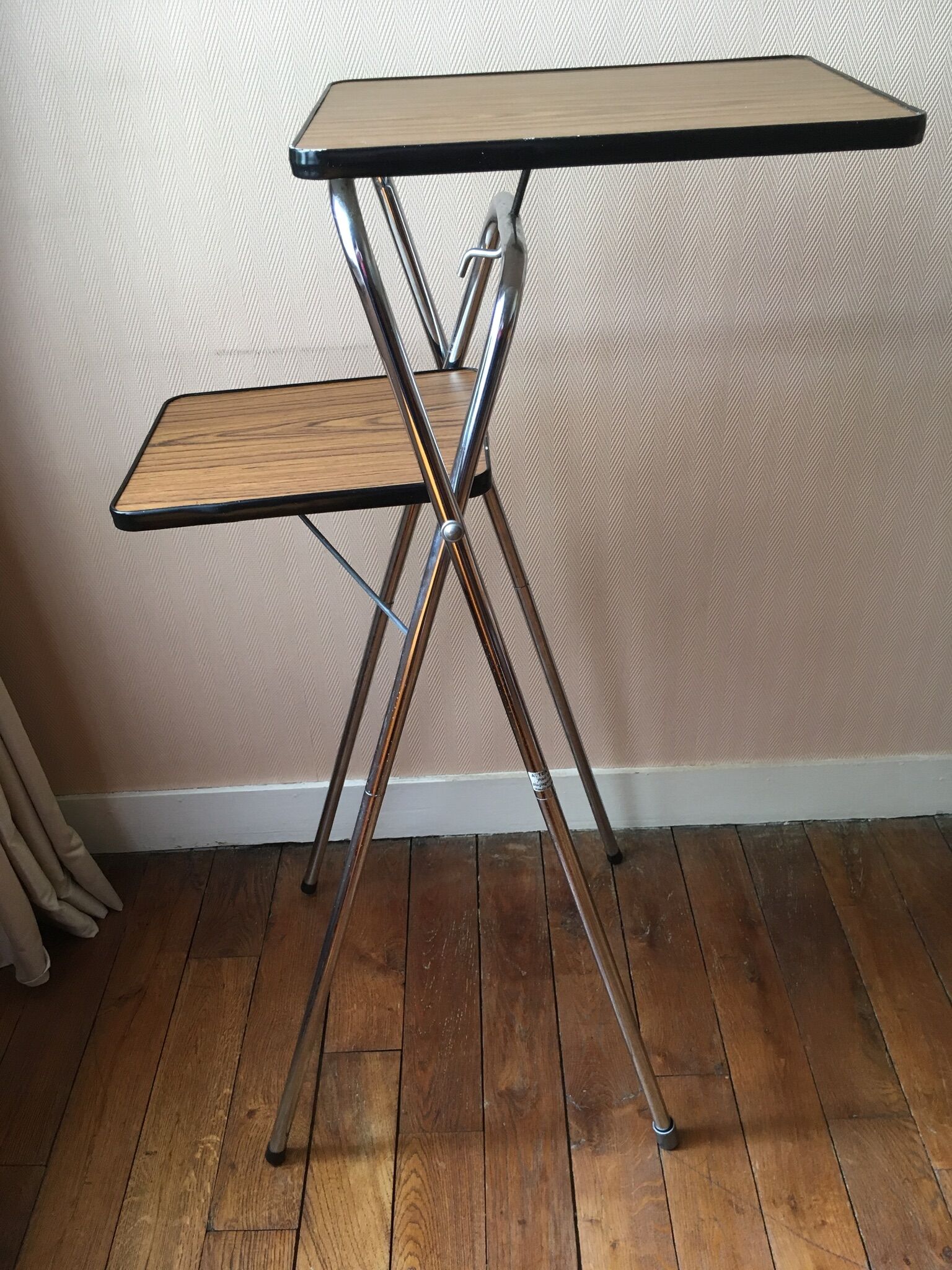 Formica projection table